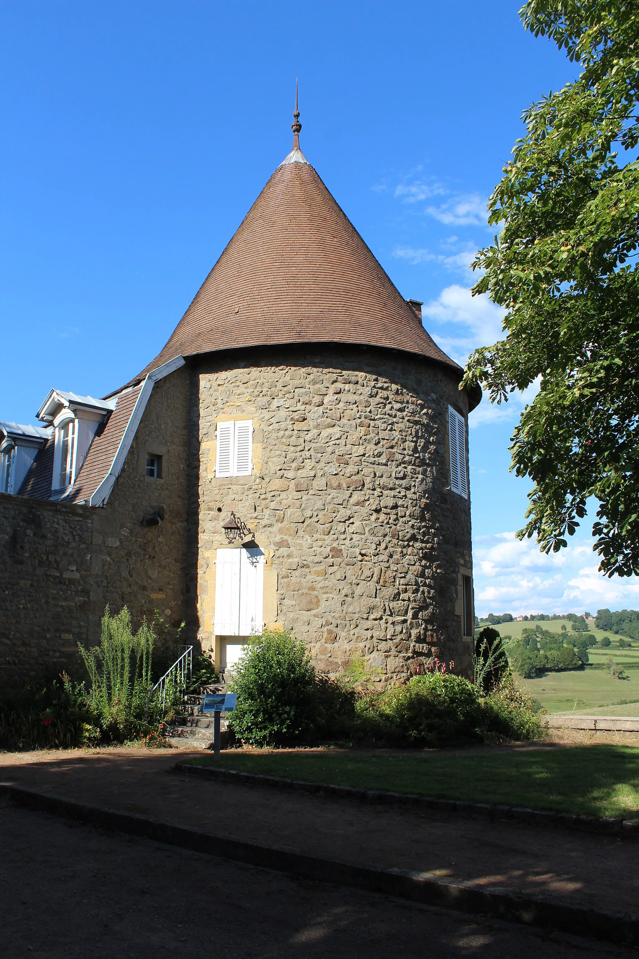 Photo showing: Tour du château de Saint-Christophe-en-Brionnais.