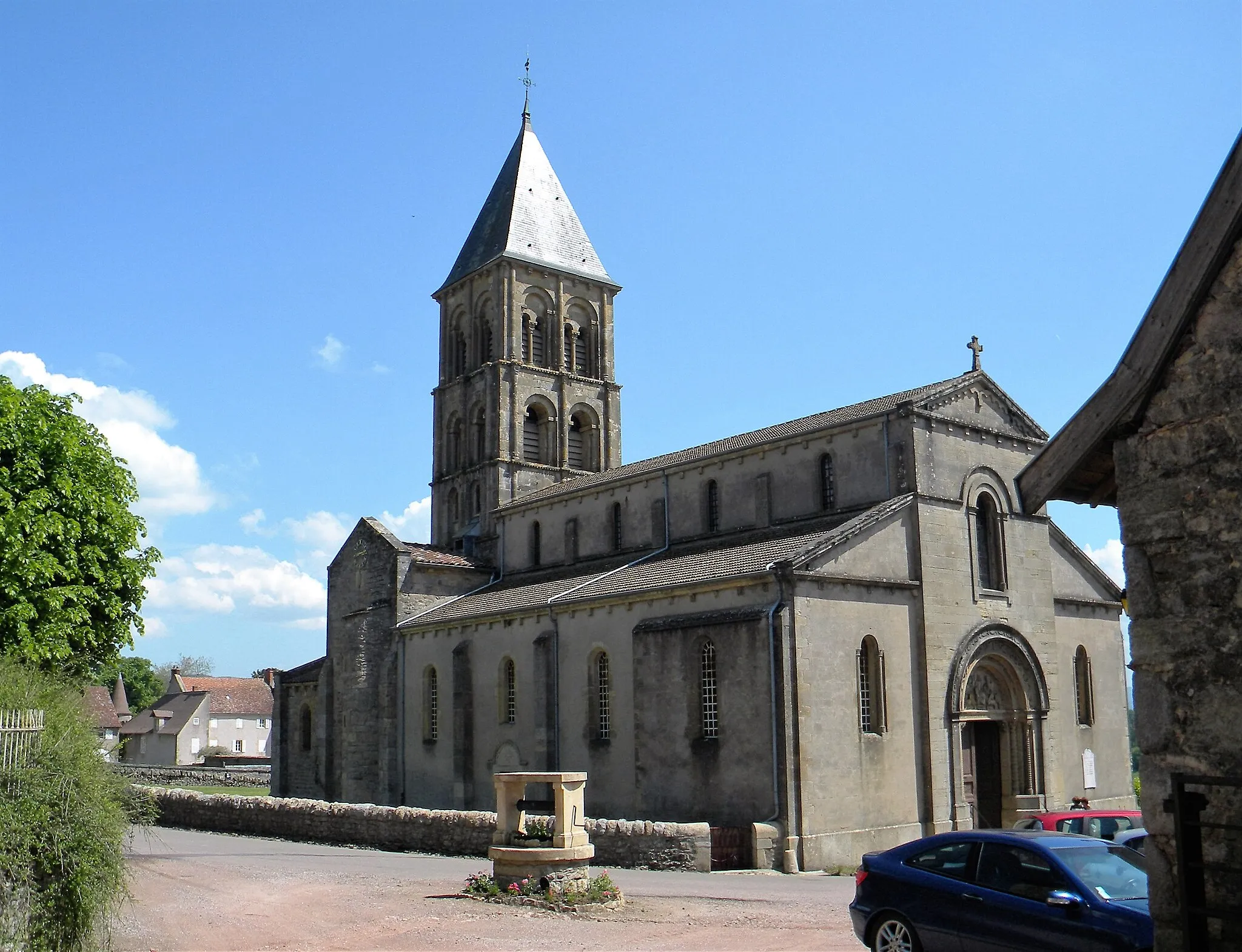 Photo showing: Vue extérieure de l'église de Saint-Laurent-en-Brionnais