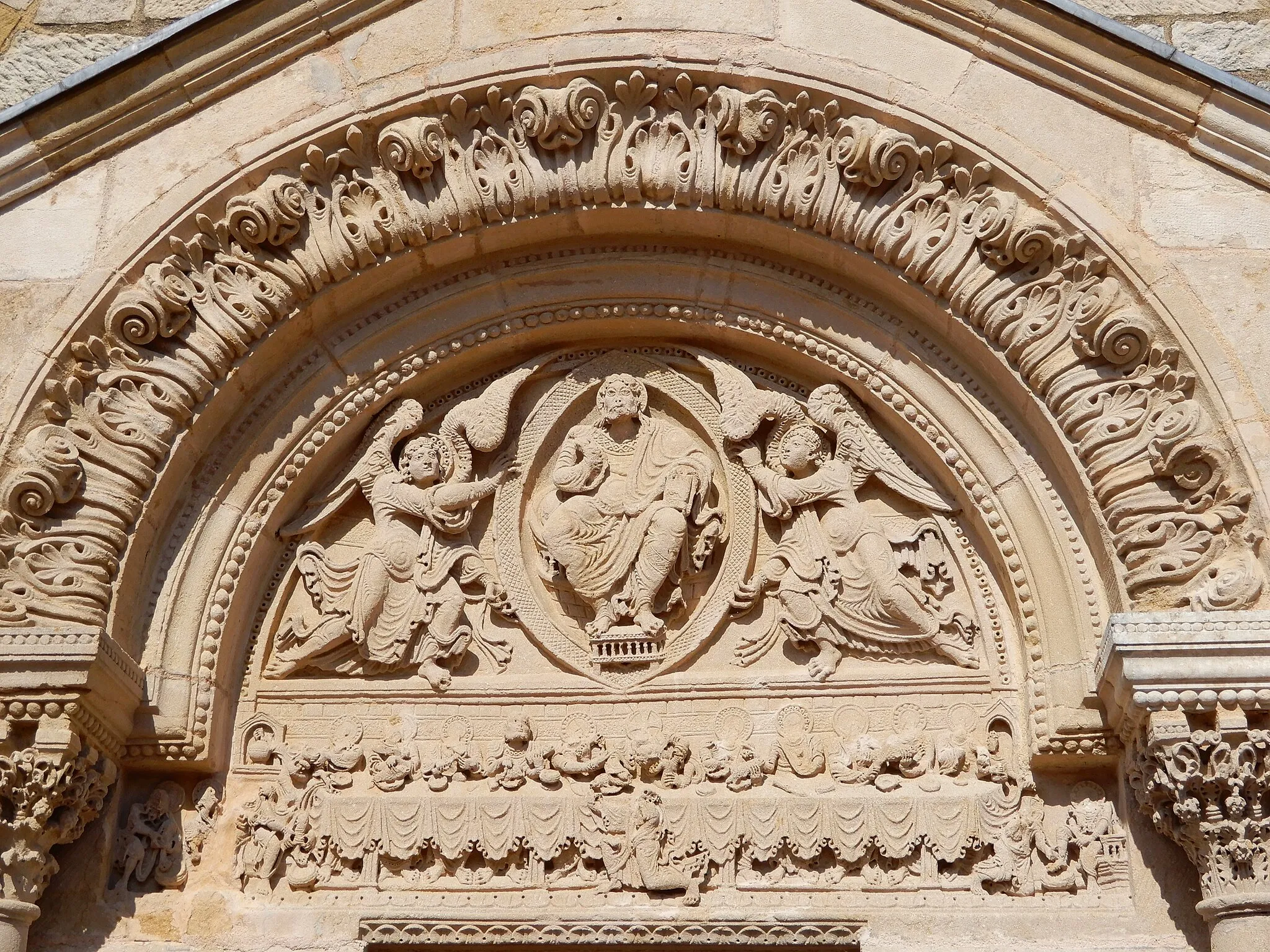 Photo showing: Skulpturenschmuck am Portal, Christus in der Glorie auf dem Tympanon und das Abendmahl auf dem Türsturz