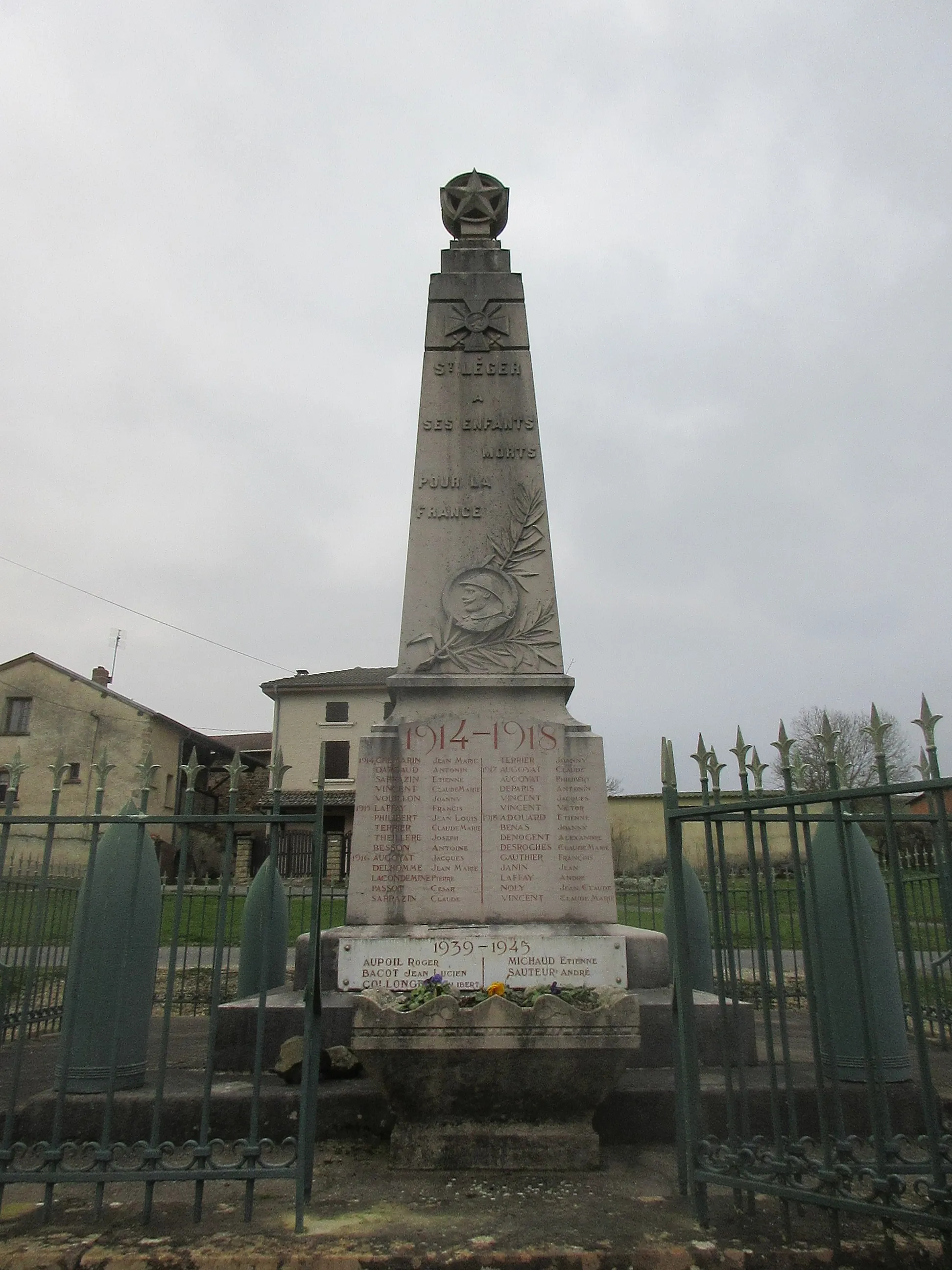 Photo showing: Monument aux morts de Saint-Léger-sous-la-Bussière.
