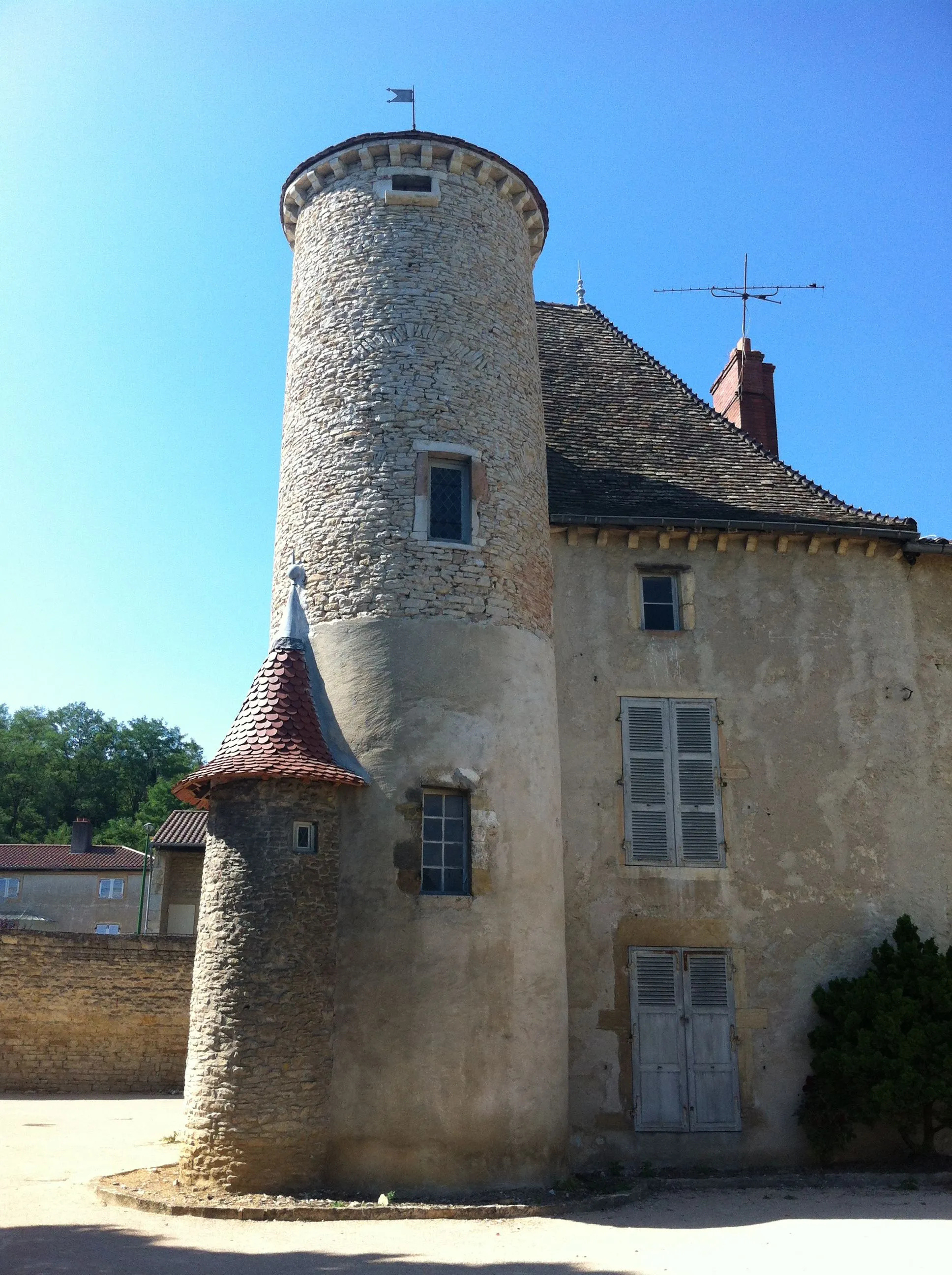 Photo showing: Restauration de la tour et apparition des pierres