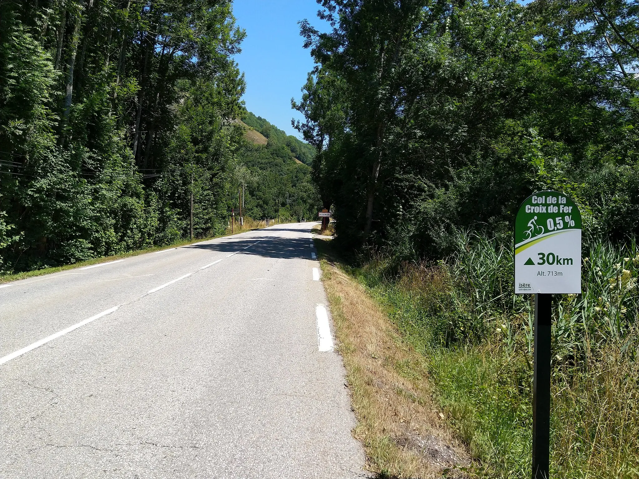 Photo showing: This signpost is located going from the Romanche Valley. It is the first sign post at the start of the climb.