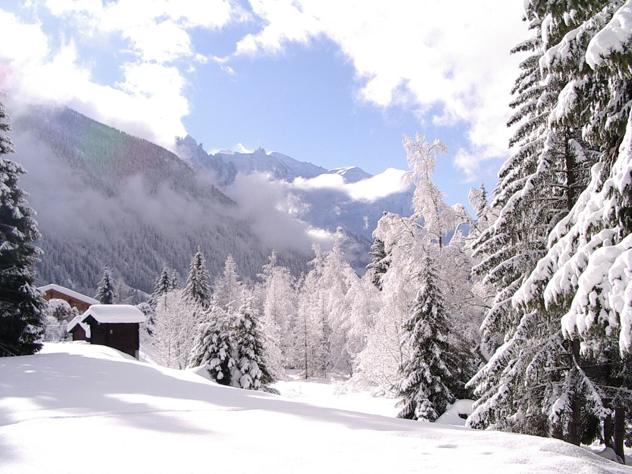 Photo showing: Cette photo a été prise de la fenêtre d'un chalet typique d'Argentière. Cette vue et le chalet sont maintenant menacés par un projet de pont routier envisagé pour sécuriser contre les avalanches