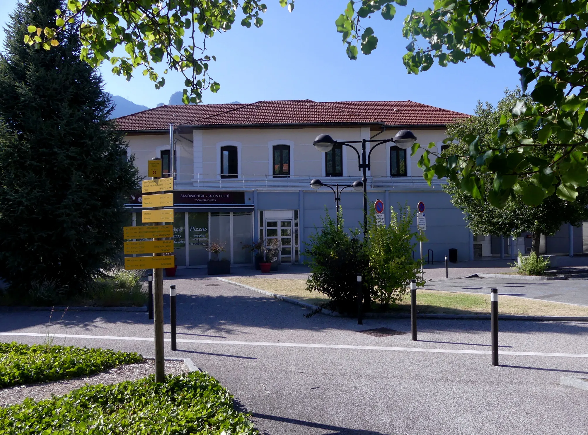 Photo showing: Sight, from the street, of the former building of Albertville railway station, Savoie, France.