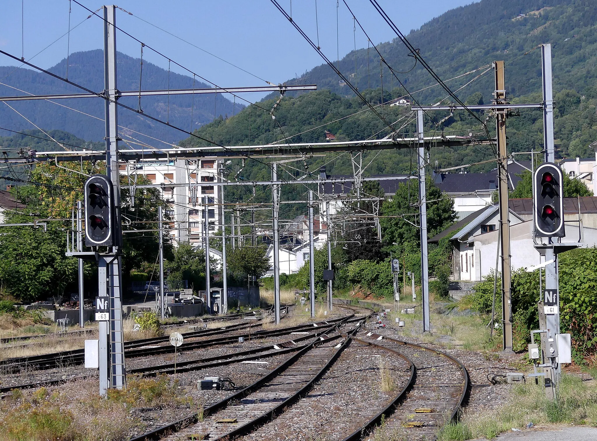 Photo showing: Sight, from platform 1 of Albertville railway station, of the beginning of the railway line to Ugine, Savoie, France.