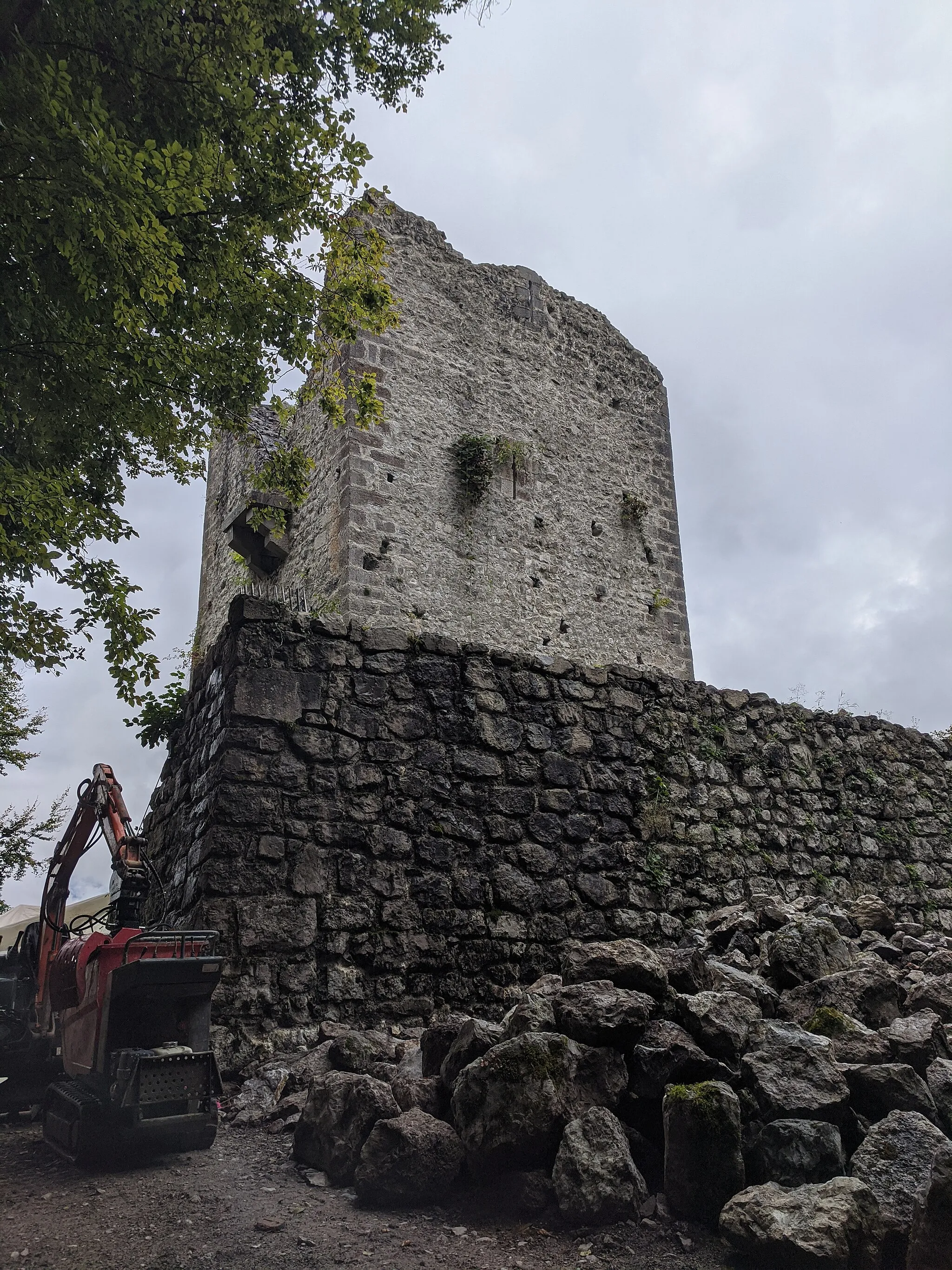 Photo showing: La tour d'Arces lors des journées du patrimoine 2021, pendant les travaux de restauration.