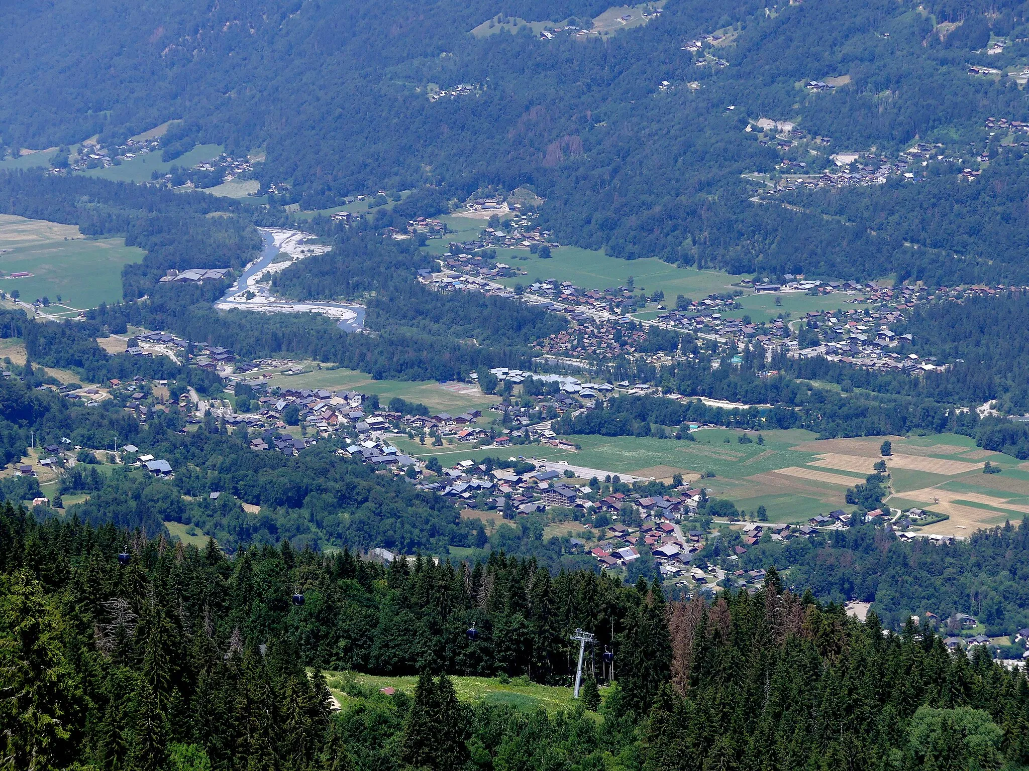 Photo showing: Sight, in summer from Plateau des Saix, towards Morillon village, in Haute-Savoie, France.