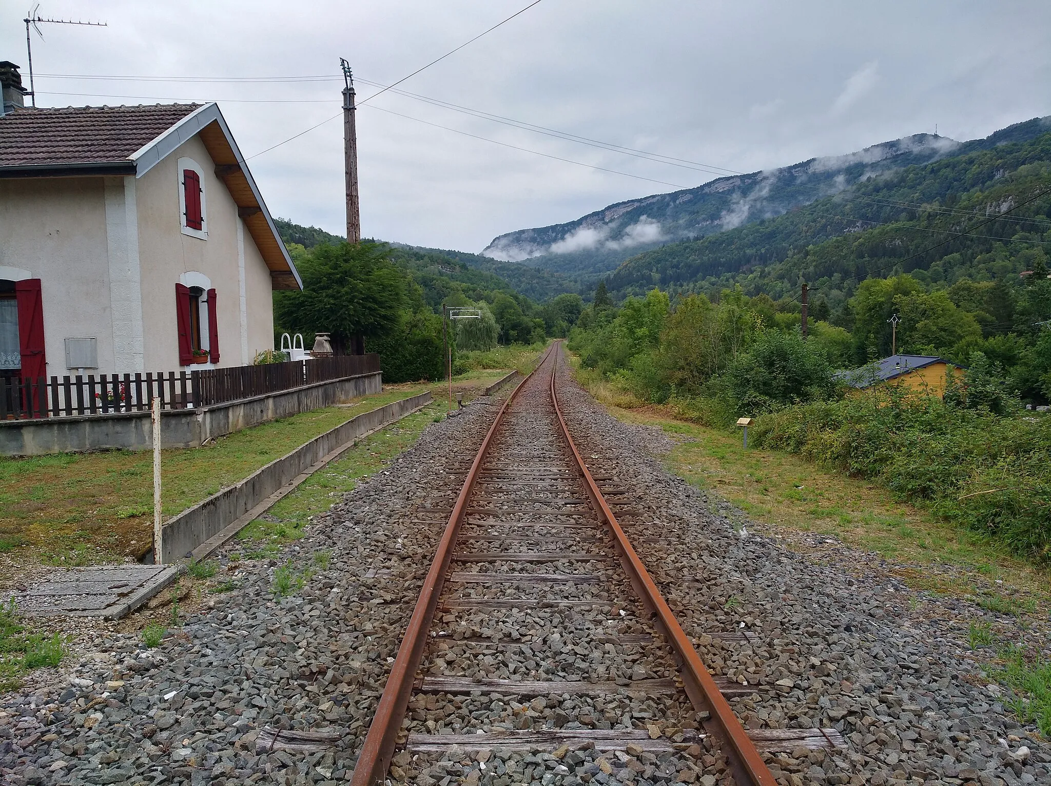 Photo showing: Voie de la ligne ferrée (ligne d'Andelot-en-Montagne à La Cluse) en direction d'Oyonnax, à Chassal (Jura, France).