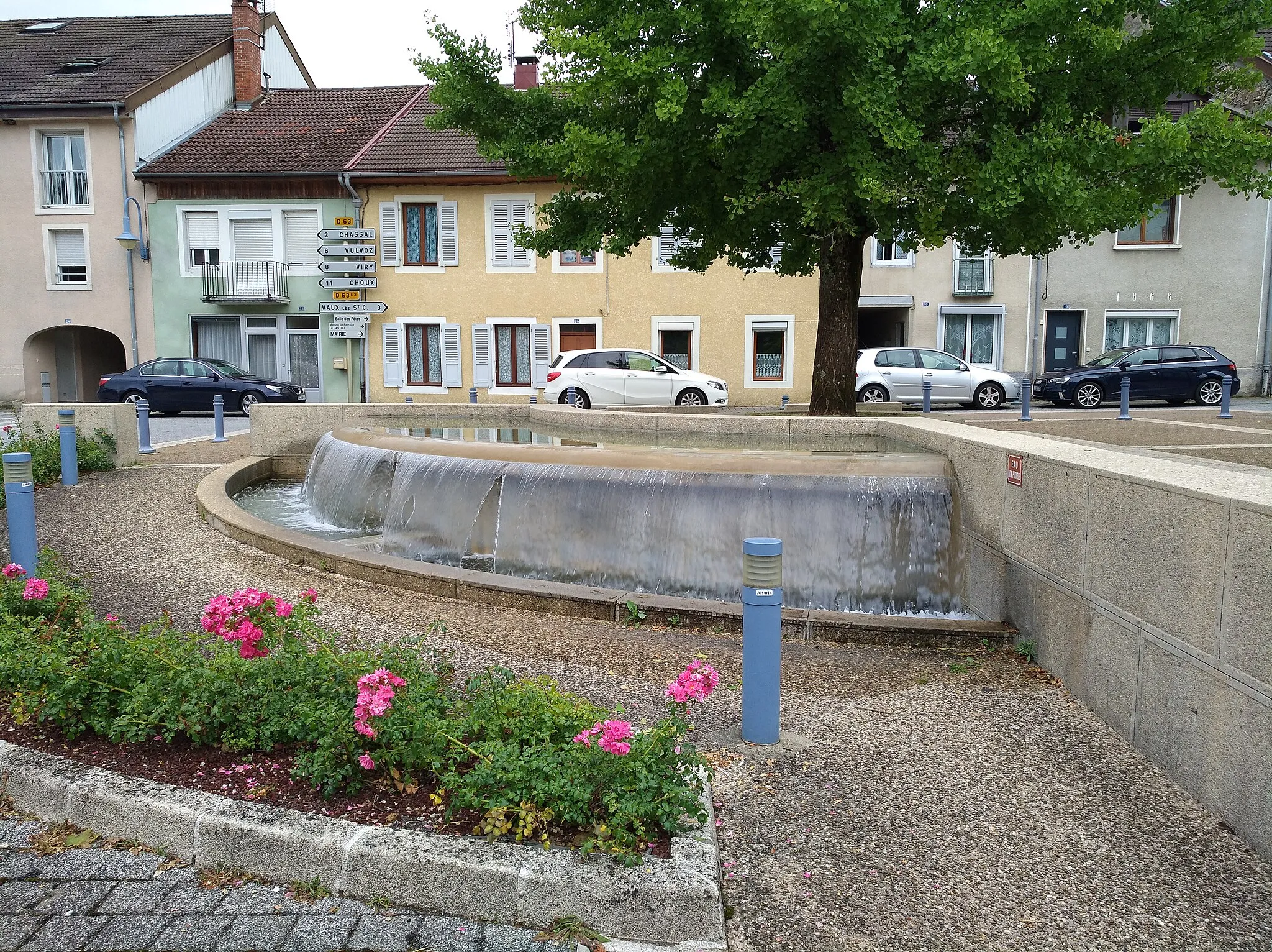 Photo showing: Fontaine sur la place Saint-Léger de Molinges (Jura, France).