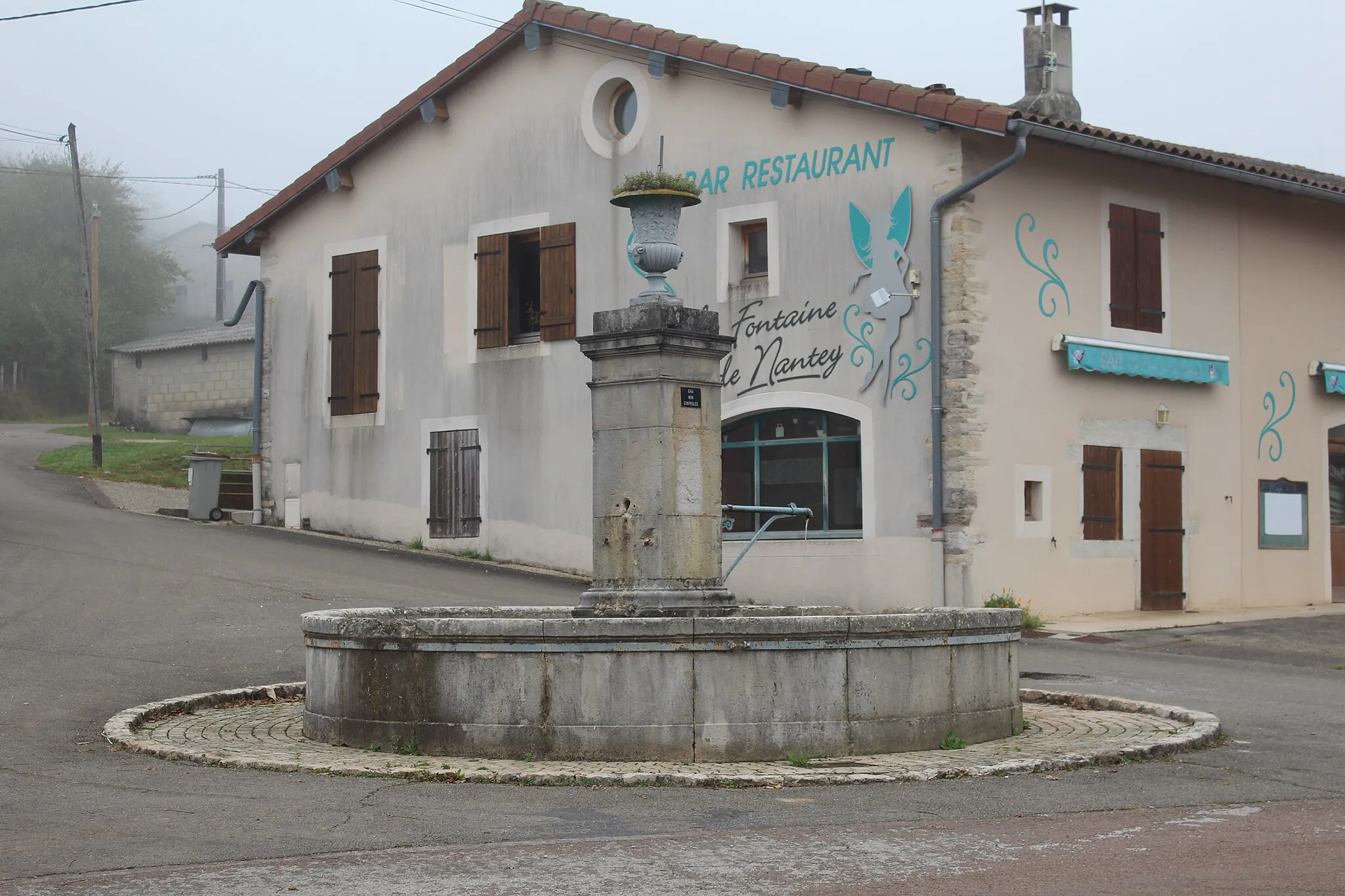 Photo showing: Fontaine, rue des Combes, Nantey, Val-d'Épy.