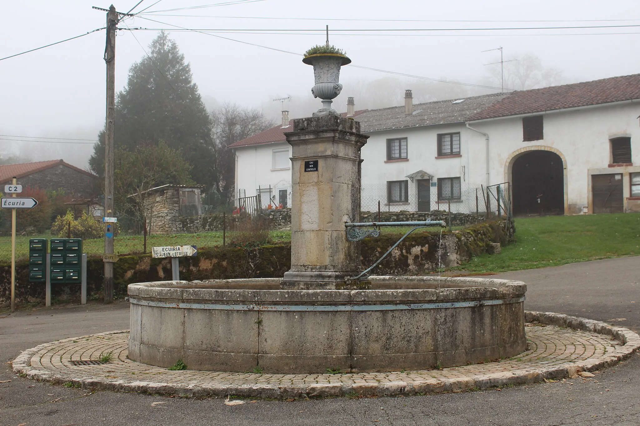 Photo showing: Fontaine, rue des Combes, Nantey, Val-d'Épy.