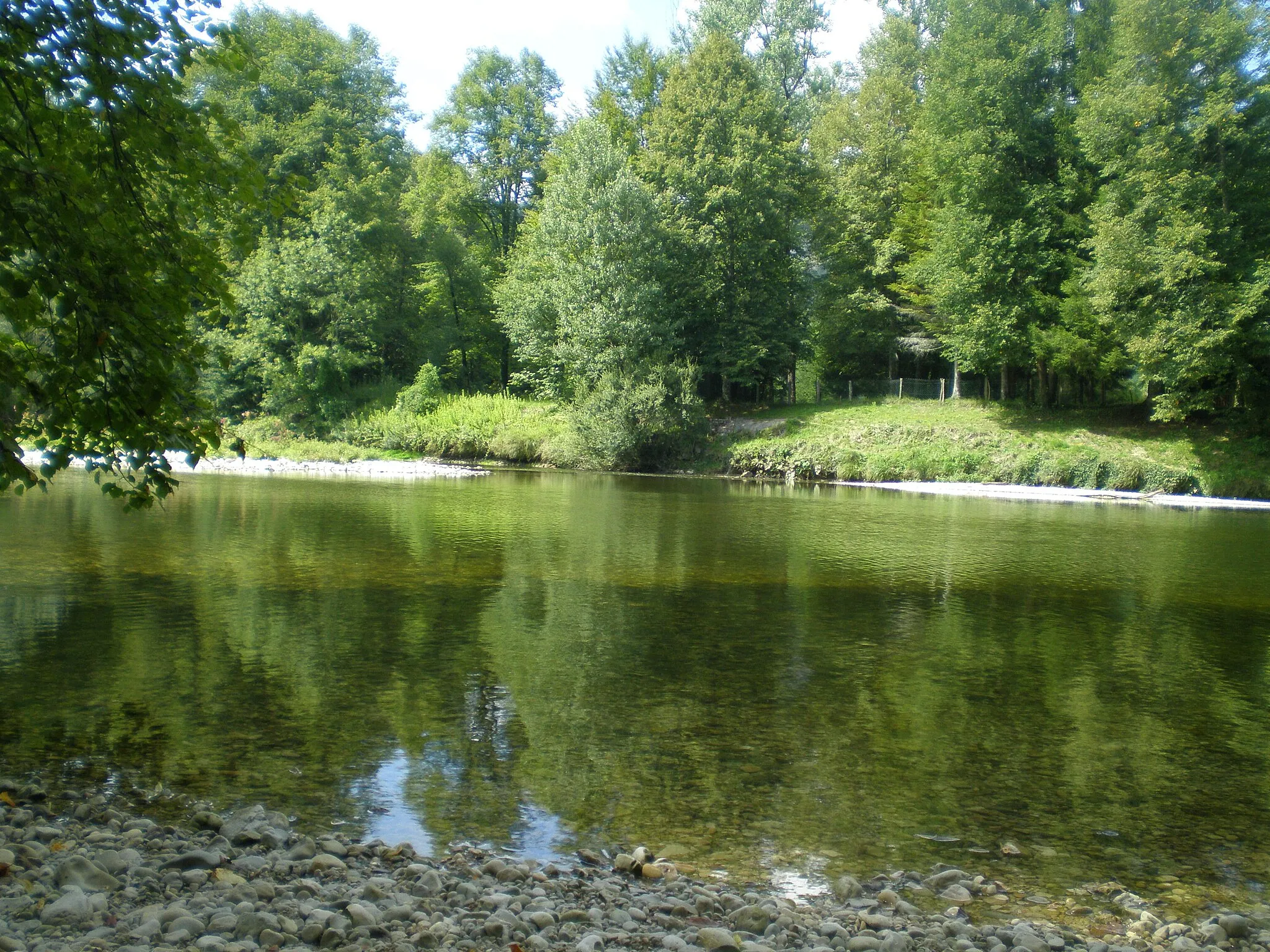 Photo showing: Photo prise sur la plage de galet en face du gour aux moines.