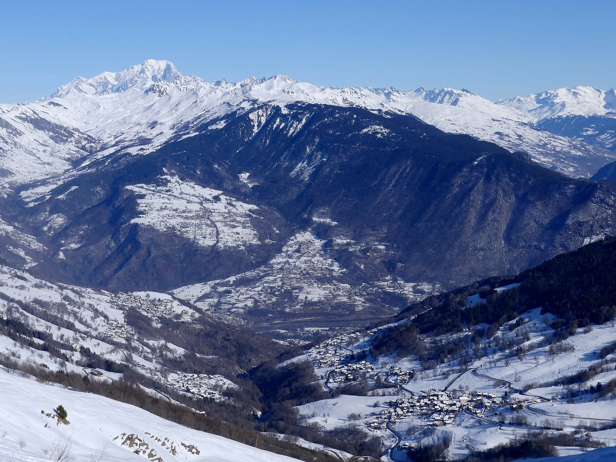 Photo showing: Sight, in winter from the top of Valmorel ski resort, on Vallon des Avanchers little valley giving on Tarentaise valley at the background, in Savoie, France.