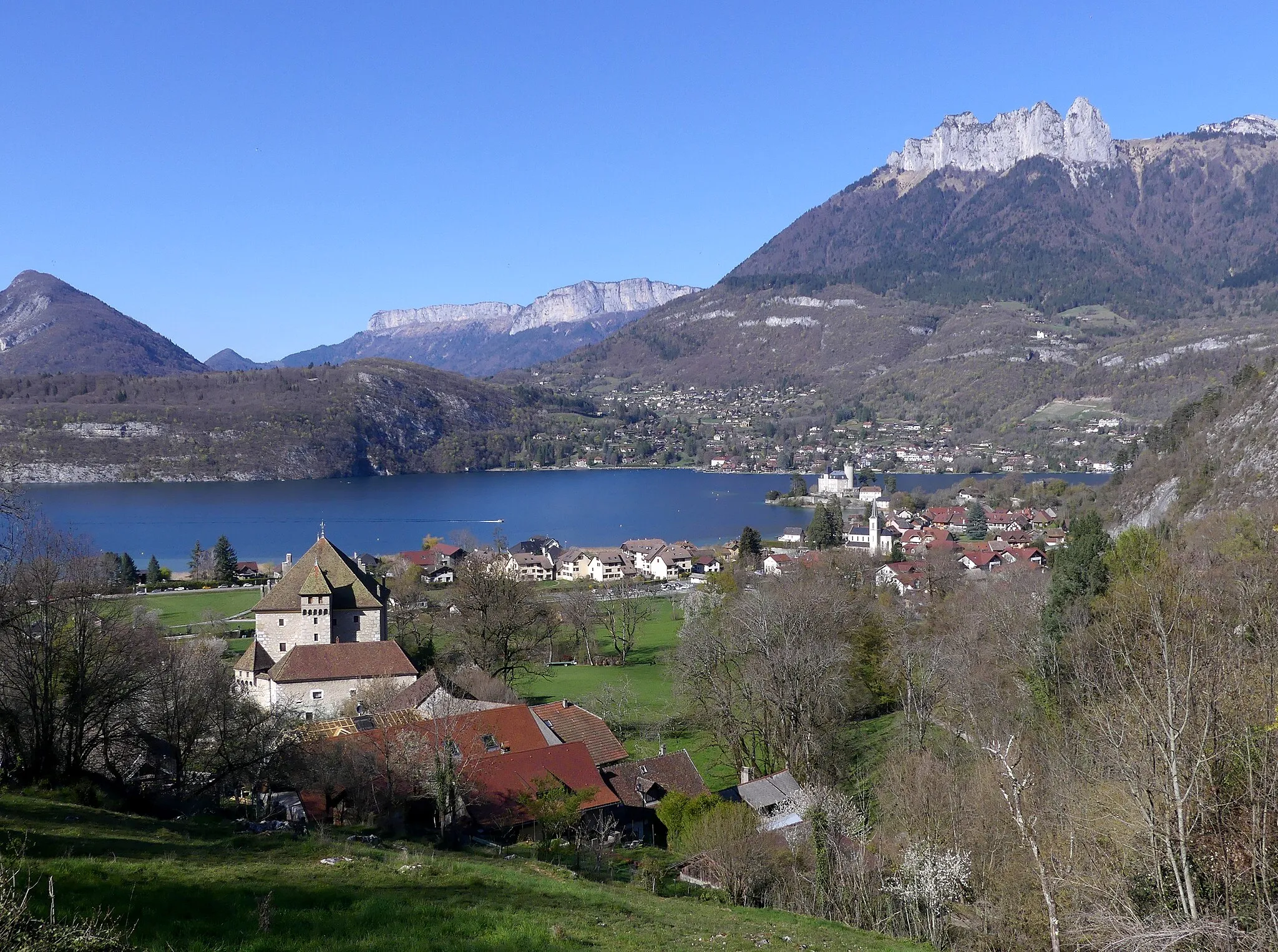 Photo showing: Sight, in spring, of the southern surroundings of Duingt near Annecy Lake, in Haute-Savoie, France.