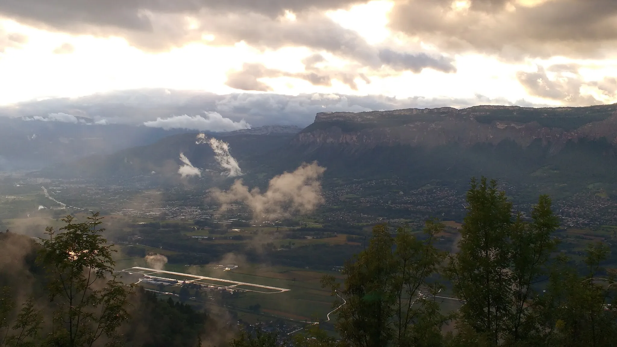 Photo showing: Vue sur le Versoud et son aérodrome, la vallée du Grésivaudan et la Chartreuse