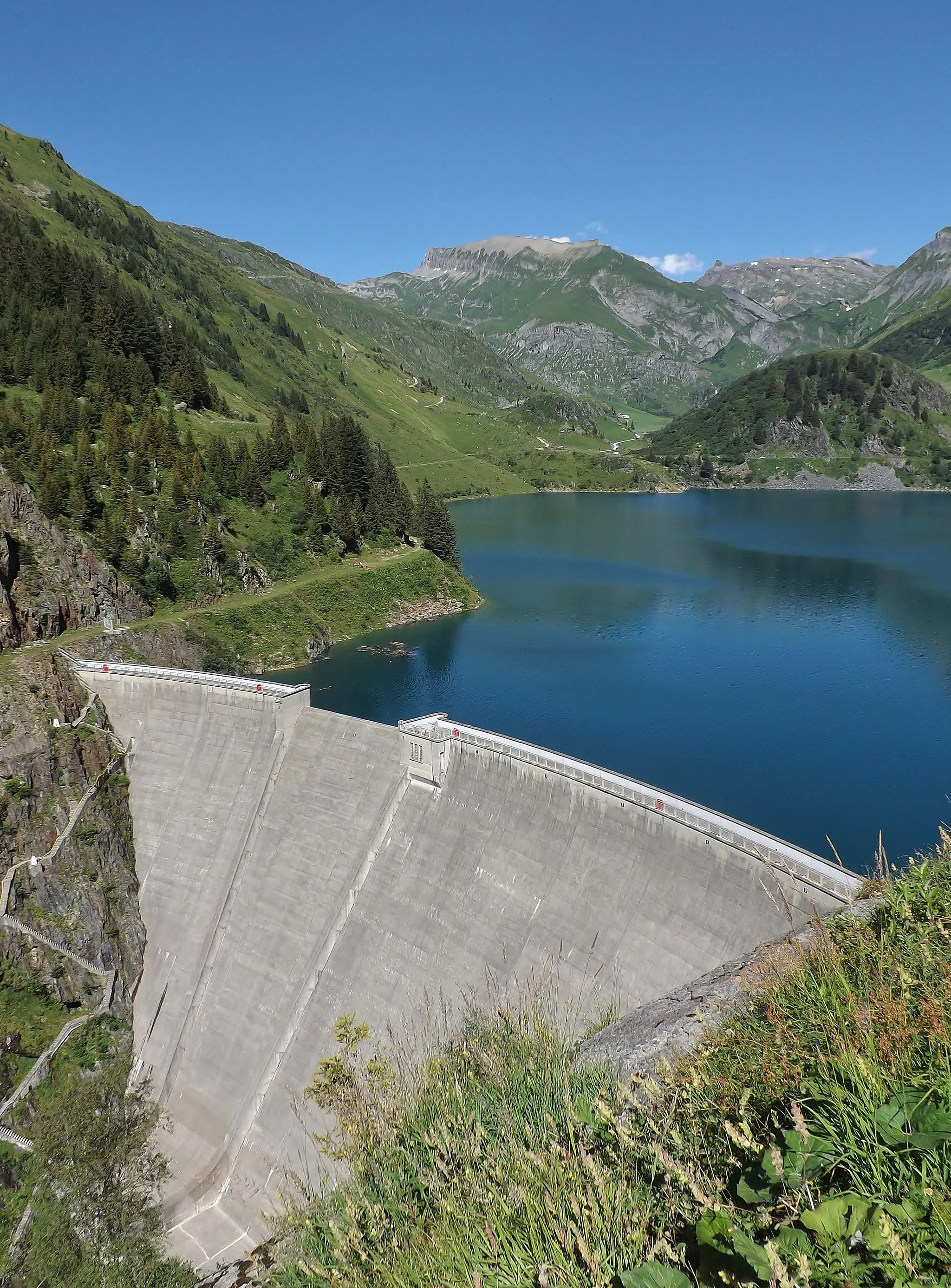 Photo showing: Sight of the barrage de la Gittaz dam, in Savoie, France.