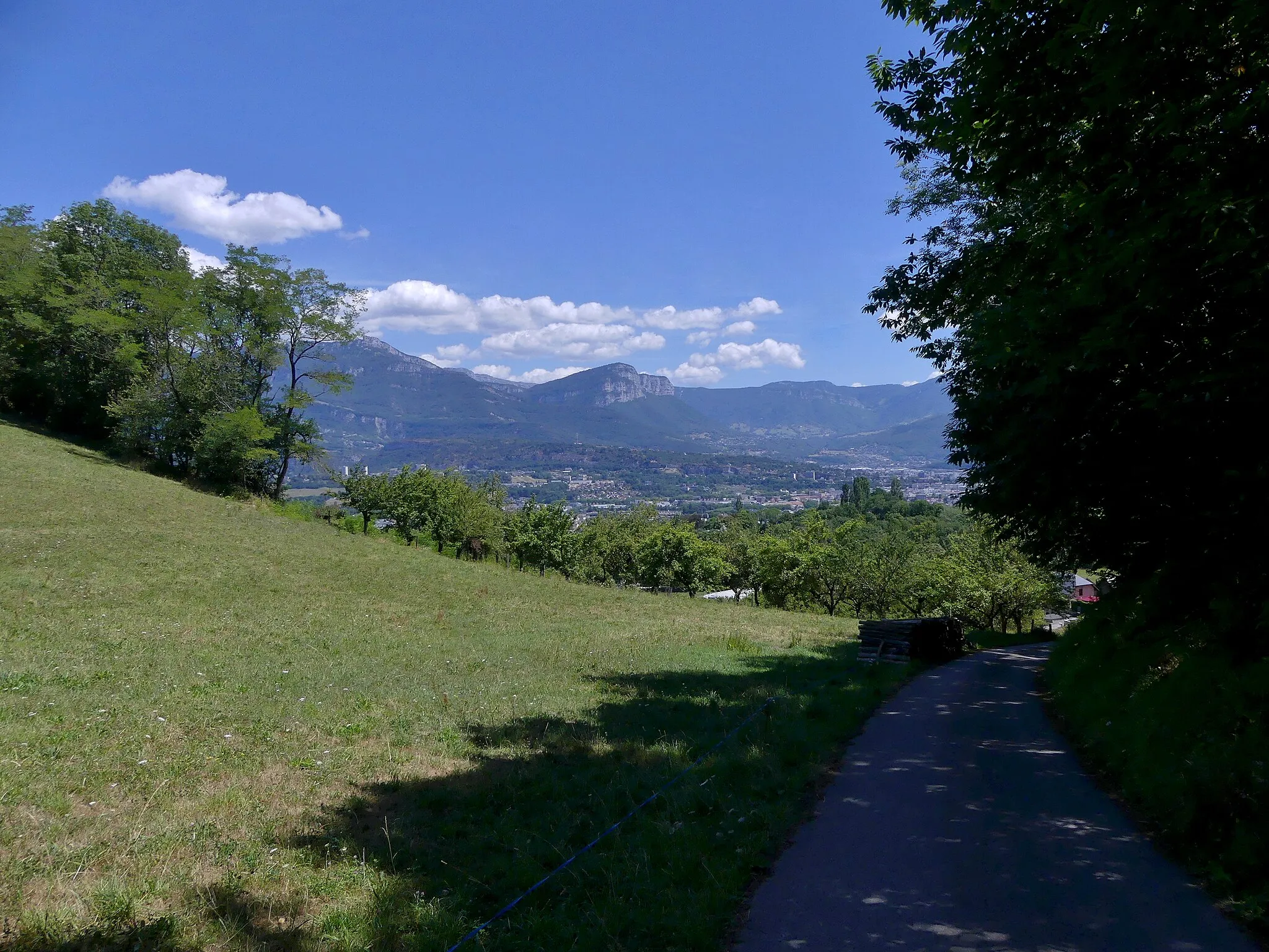 Photo showing: Sight of Chemin de Bon-Pas rural street going down to Chambéry, on Chamoux hill on the western side of the town, in Savoie, France.