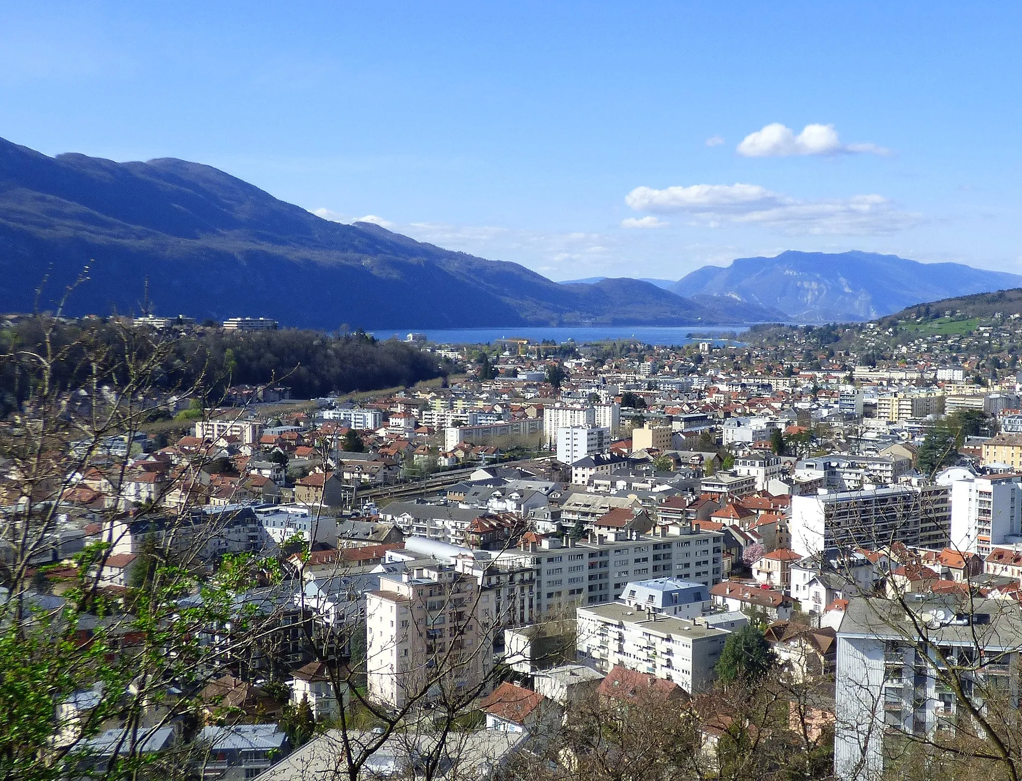 Photo showing: Vue sur la ville d'Aix-les-Bains depuis le belvédère du bois Vidal.