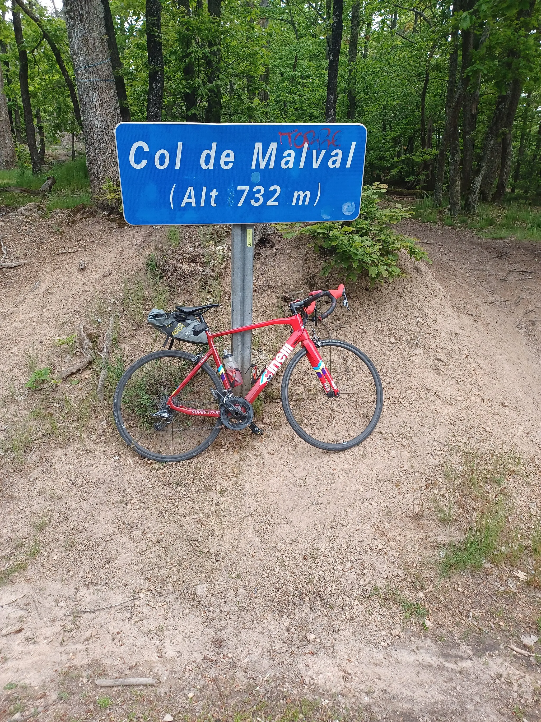Photo showing: Panneau du col de Malval, avec un vélo posé dessus