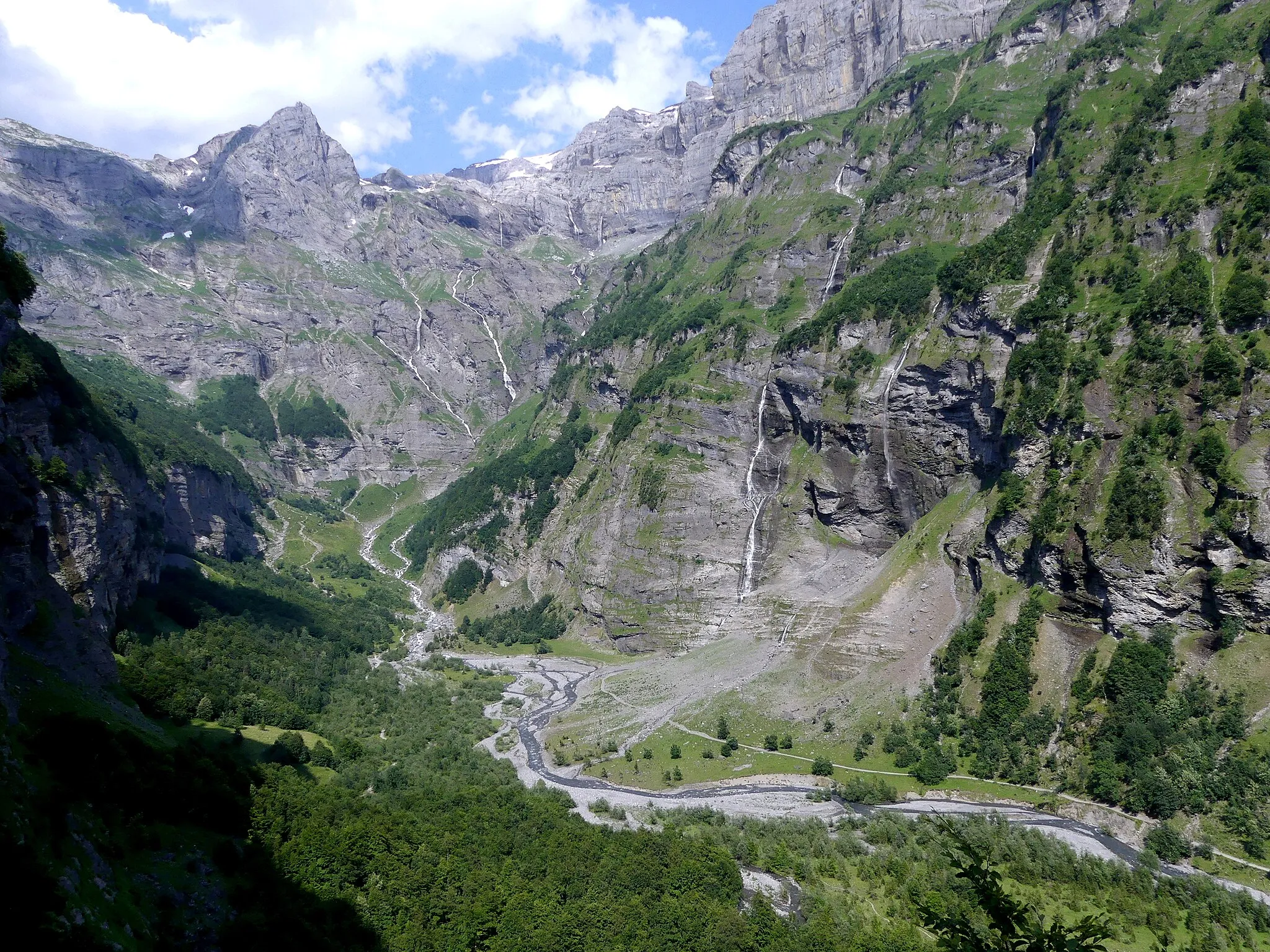 Photo showing: Sight, from above, of Giffre river leaving Bout-du-Monde cirque, in Haute-Savoie, France.