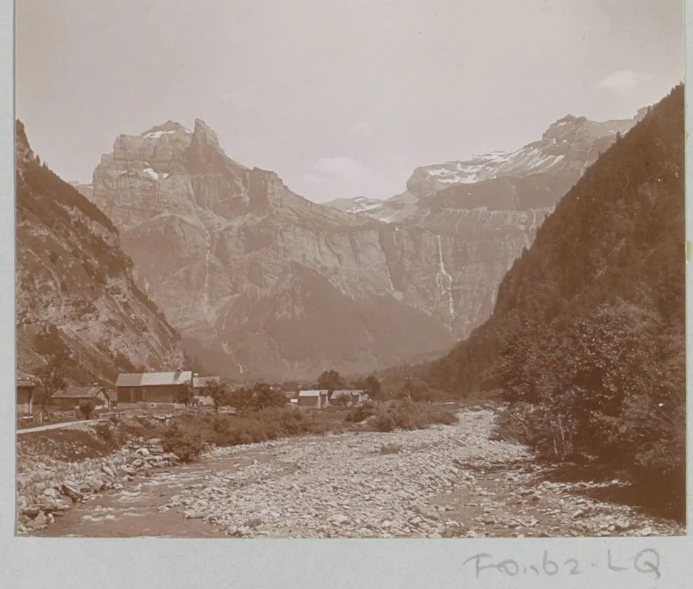 Photo showing: Identificatie Titel(s): Berglandschap met beekbedding en huizen in de Alpen Objecttype: foto Objectnummer: RP-F-F01162-LQ Omschrijving: Onderdeel van Fotoalbum van een Franse amateurfotograaf met bezienswaardigheden in Frankrijk, Zwitserland en Italië. Vervaardiging Vervaardiger: fotograaf: anoniem Plaats vervaardiging: Alpen Datering: ca. 1905 - ca. 1910 Fysieke kenmerken: daglichtgelatinezilverdruk Materiaal: papier fotopapier Techniek: daglichtgelatinezilverdruk Afmetingen: foto: h 70 mm × b 83 mm Onderwerp Wat: mountains (+ landscape with figures, staffage)brookriver bankdry river, river bedwaterfall Waar: Alpen, Verwerving en rechten Verwerving: overdracht van beheer 1994 Copyright: Publiek domein