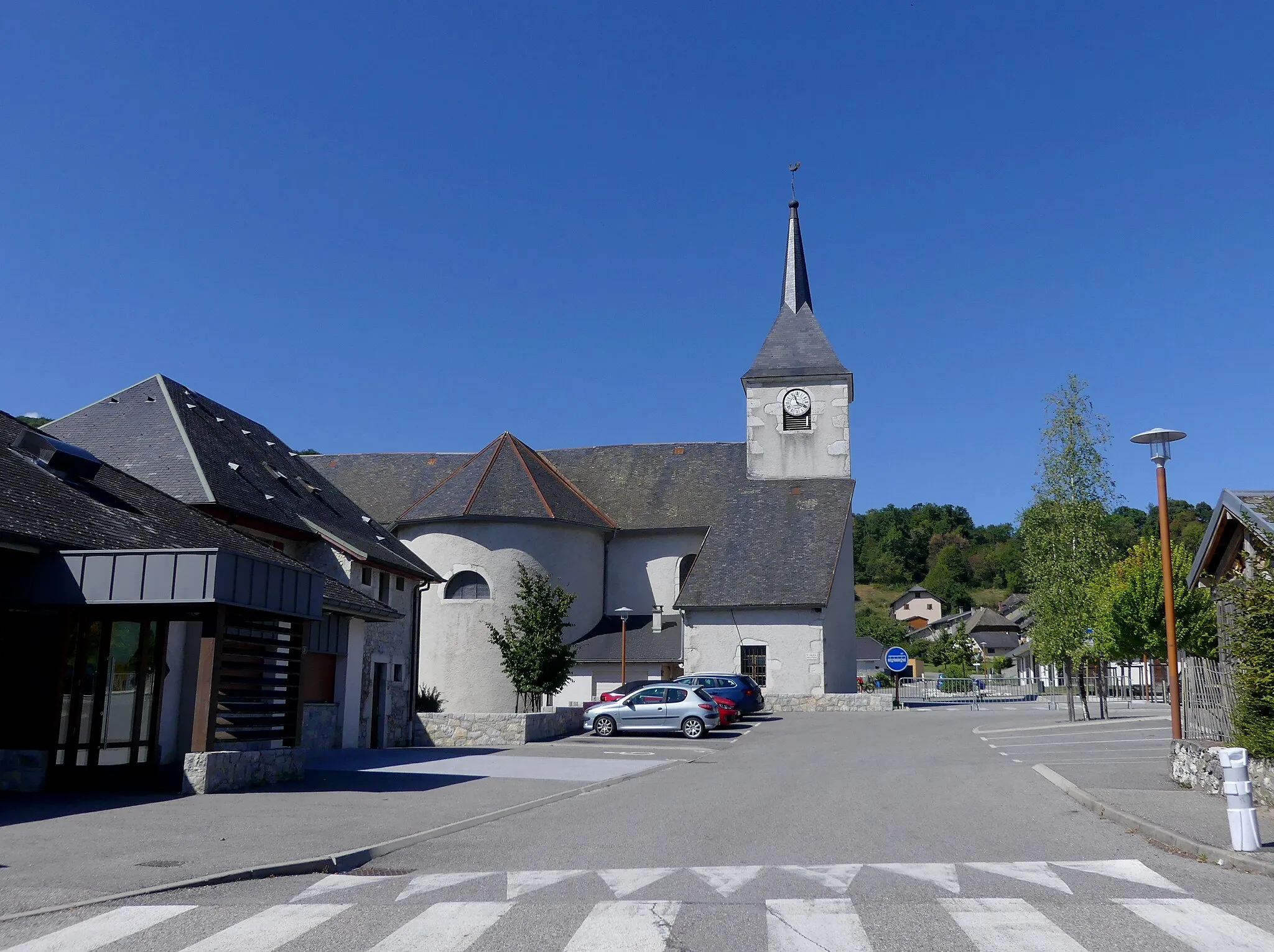 Photo showing: Sight of Saint-Germain-la-Chambotte village centre and church, in Savoie, France.