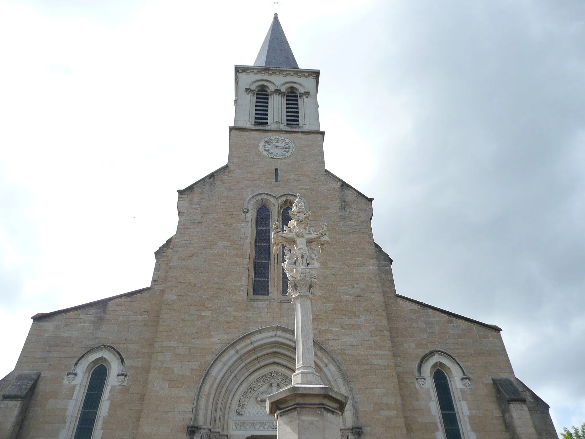 Photo showing: Calvaire (inscrit aux monuments historiques) et église de Mogneneins (France). Coord. : 46° 08′ 30″ N 4° 48′ 40″ E