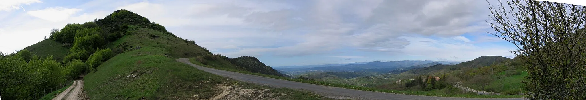 Photo showing: Panorama sud-ouest depuis la butte de la Tourrasse au centre du col de l'Escrinet : Sommet de Blandine au sud,la vallée d'Aubenas, les monts Lozère à l'horizon, le Tanargue, le plateau ardéchois au nord-ouest.