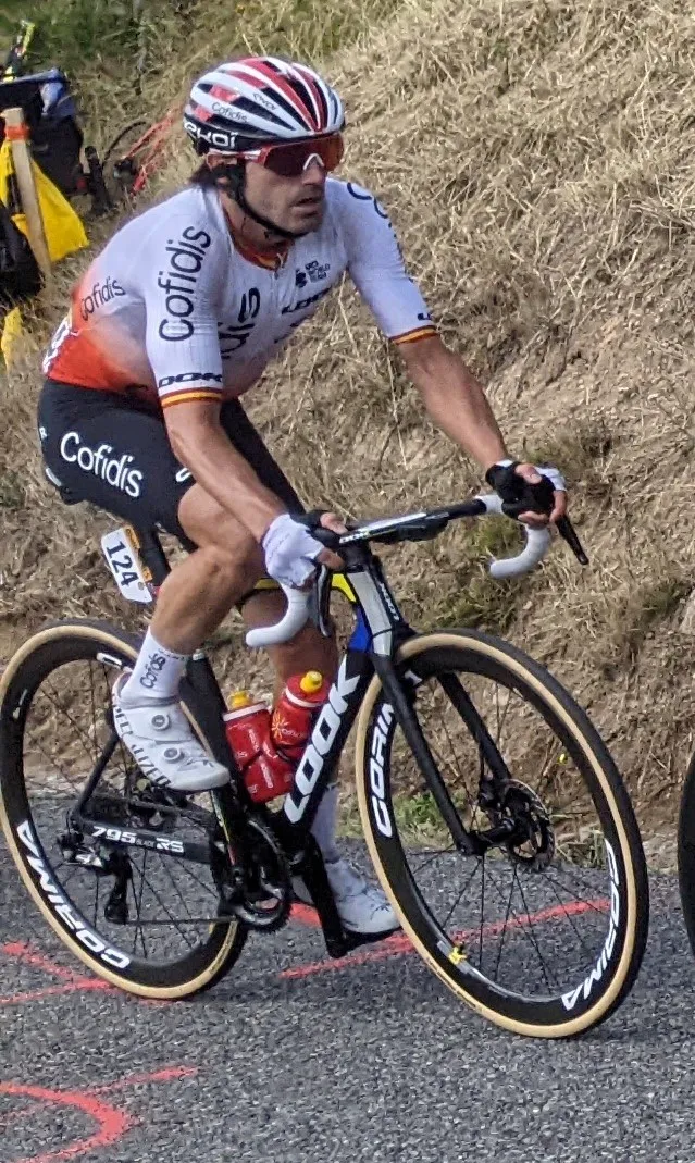 Photo showing: Ion Izagirre dans l'ascension du col de la Croix Montmain, lors de la 12e étape du Tour de France 2023, qu'il a remporté.