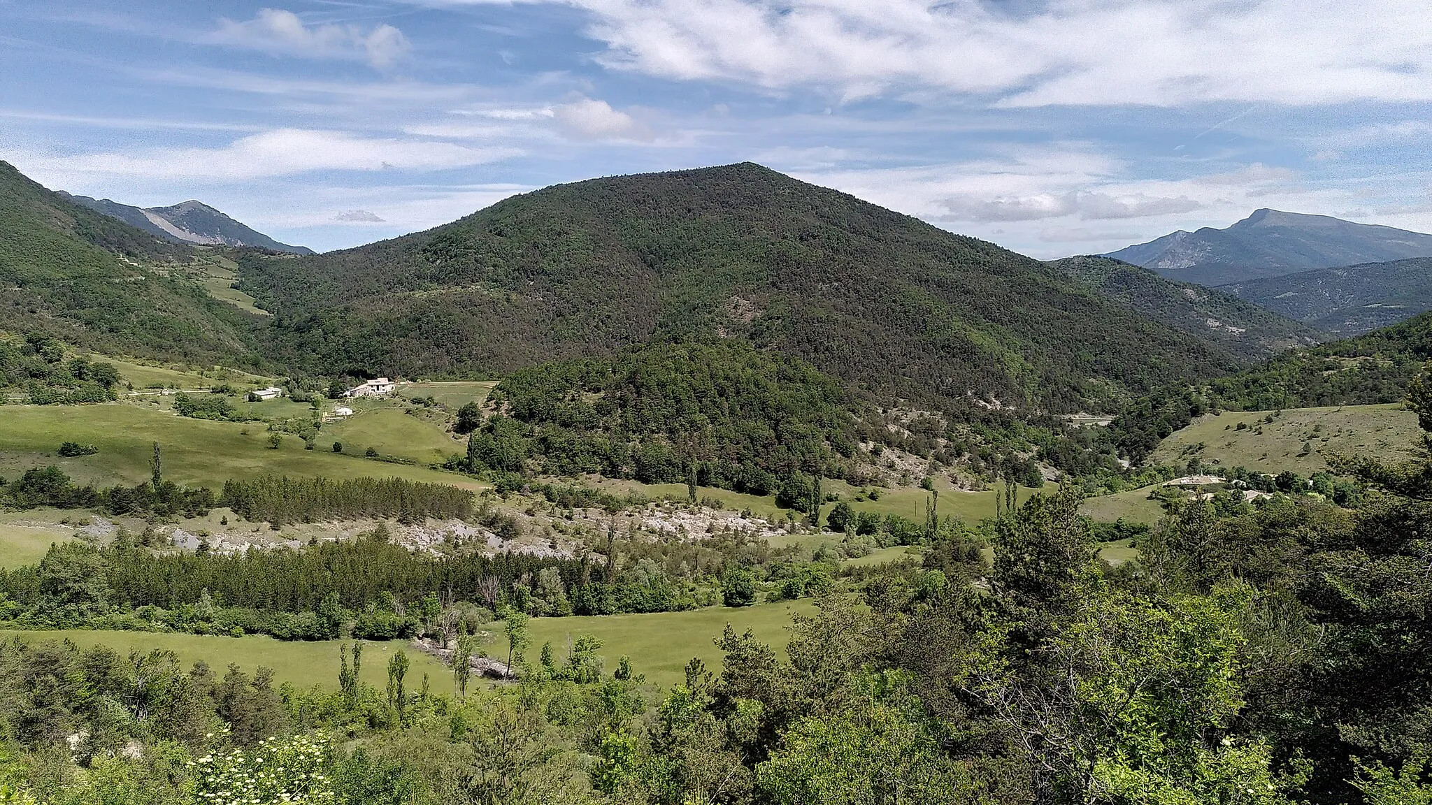 Photo showing: Vue depuis le col Lescou incluant le cimetière de Gumiane.