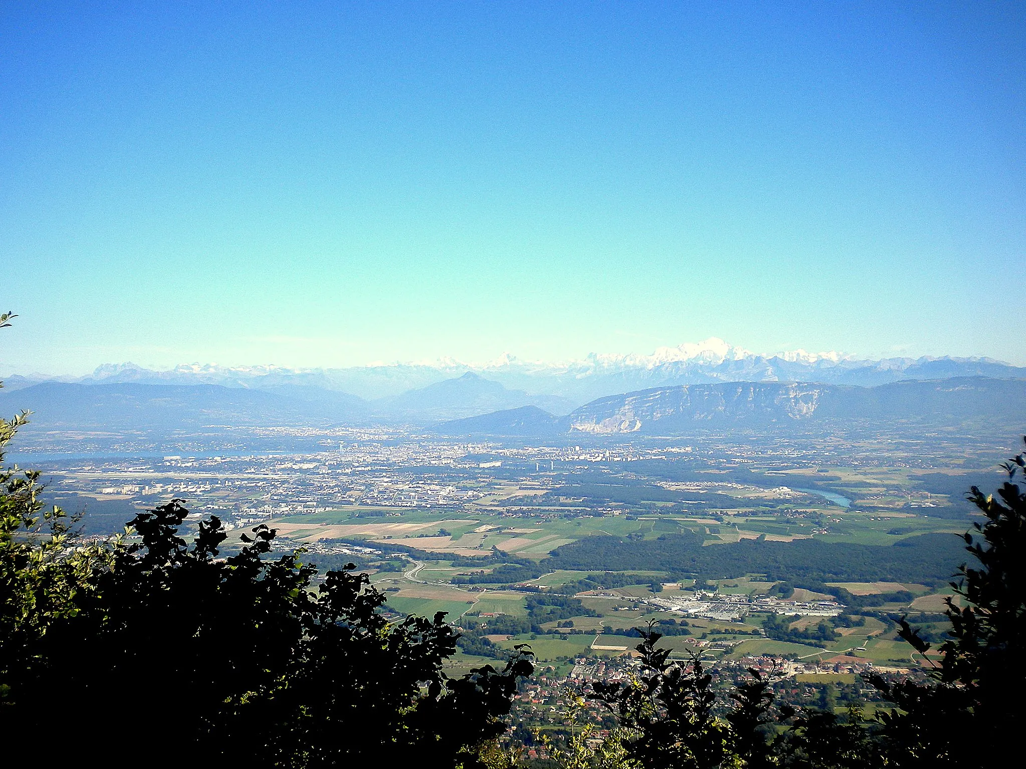 Photo showing: Panorama taken 200 m below the top of the Reculet (commune de Thoiry, department of Ain). On the foot of the mountain, one can see Thoiry, Geneva, Annemasse and the Saleve, On the vanishing line, the Mont-Blanc and Savoyard Alps