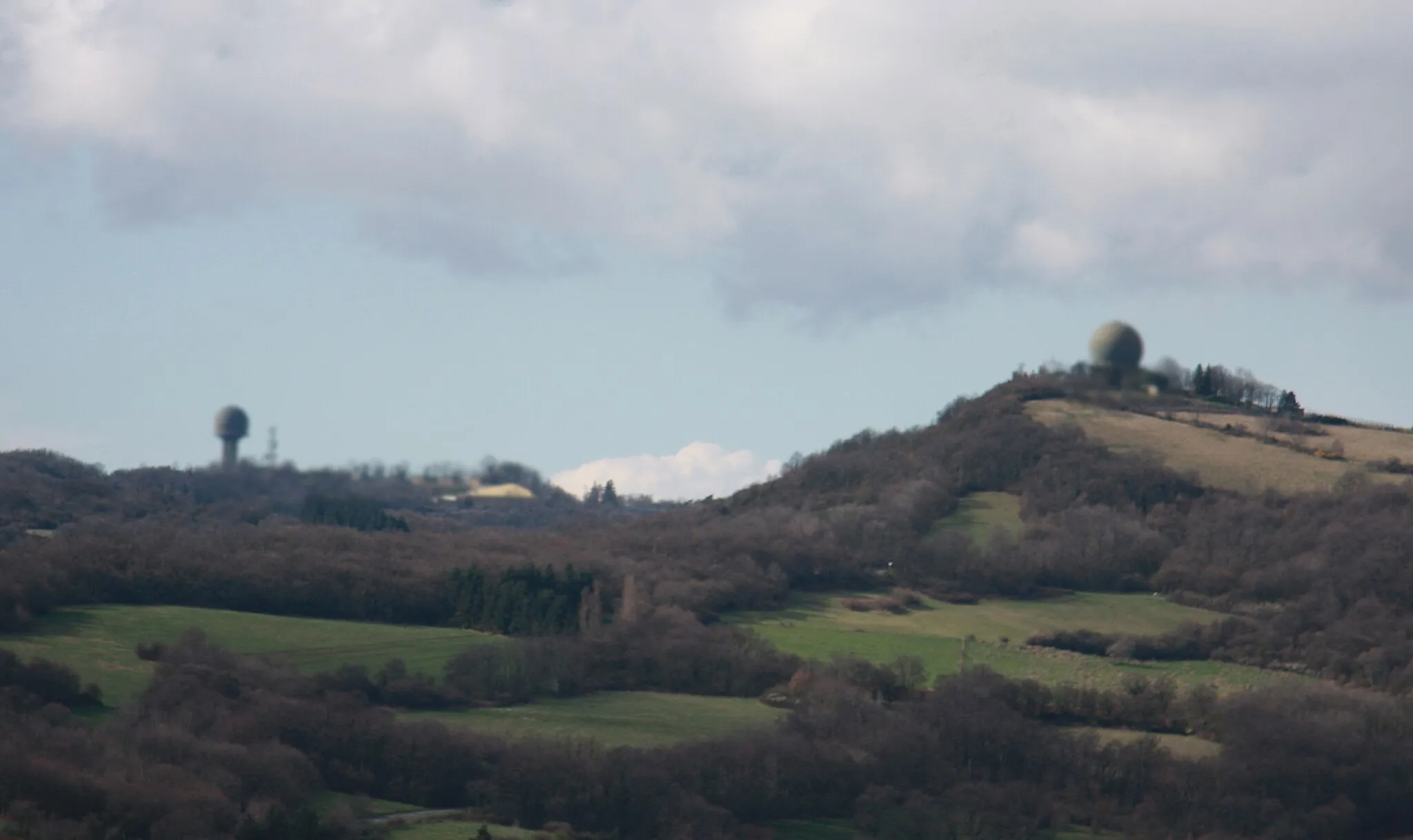 Photo showing: Les radars "palmier" à droite et le "23 cm" à gauche qui se trouvent au sommet du Mont Thou et du Mont Verdun, photo prise du Mont Cindre, aux environs de Lyon