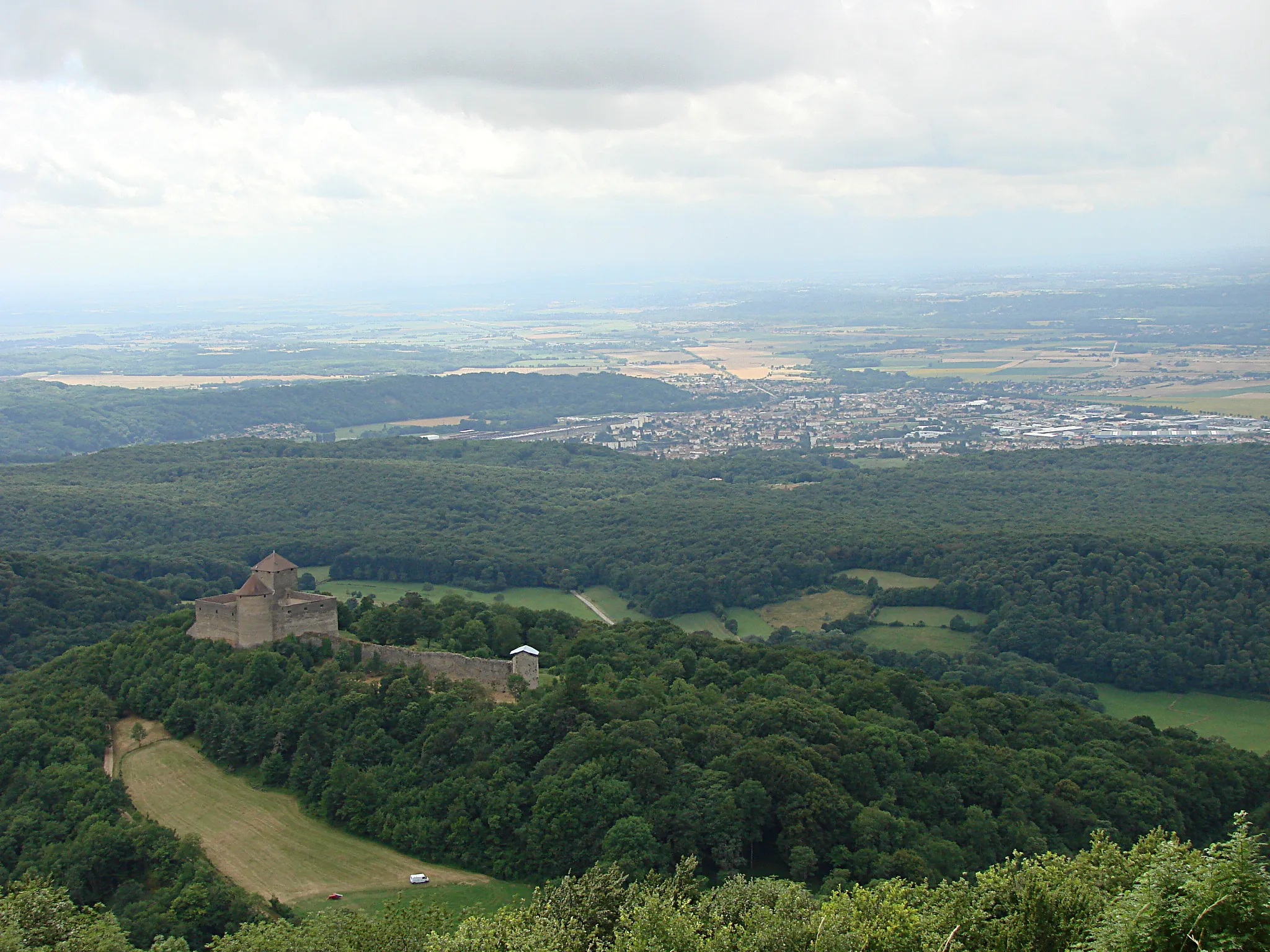 Photo showing: Le Château des Allymes dominant Ambérieu-en-Bugey et la plaine de l'Ain
