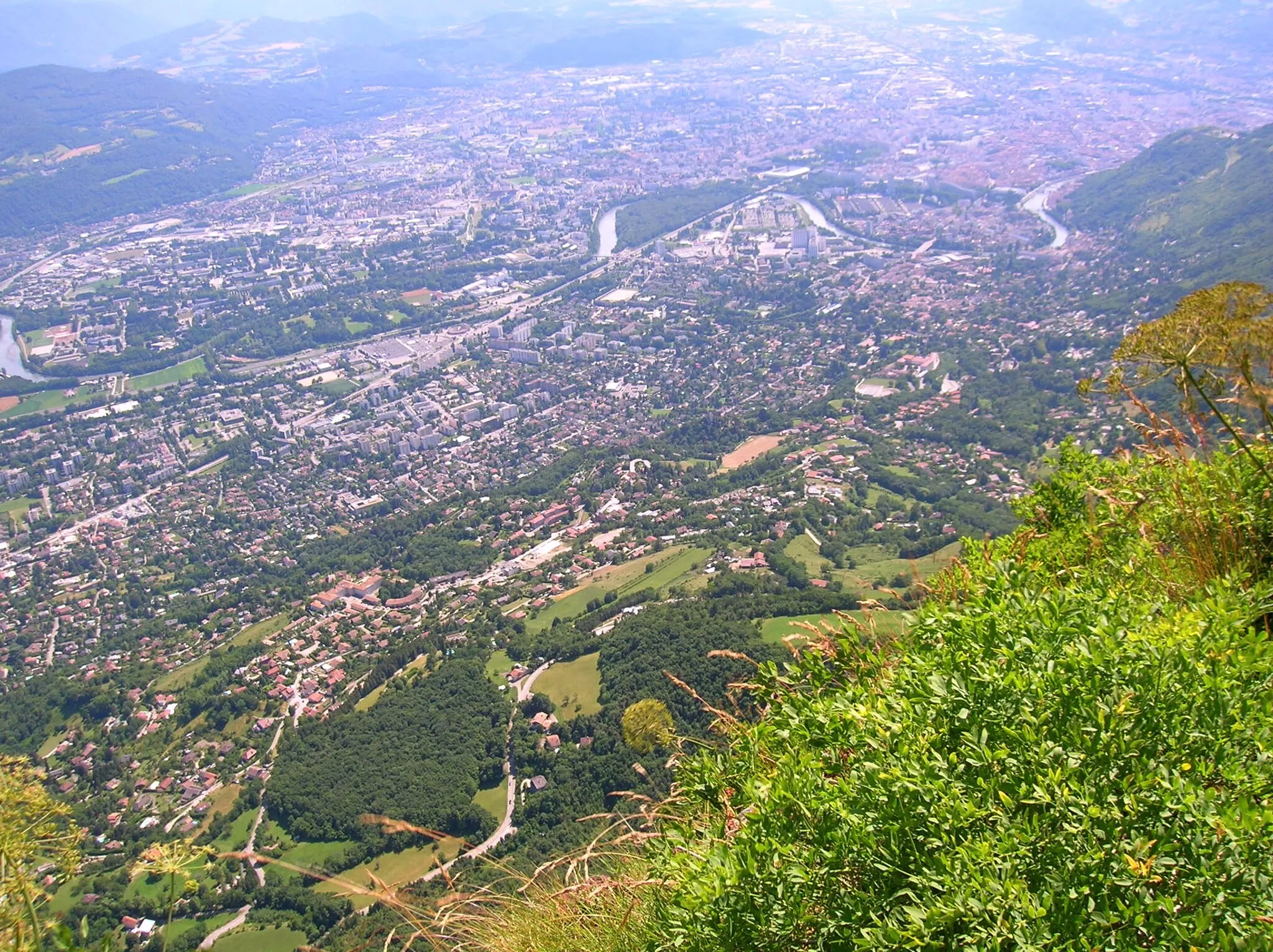 Photo showing: Vue générale de l'agglomeration grenoblois depuis le Fort St Eynard, Le Sappey-en-Chartreuse, Isère, France. ‪Meylan‬, ‪La Tronche‬, ‪Grenoble‬, ‪Gières‬, ‪Saint-Martin d'Hères‬, etc.