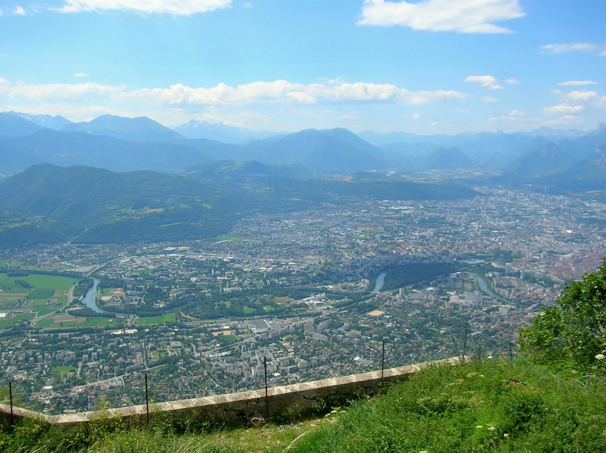 Photo showing: Vue générale de l'agglomeration grenoblois depuis le Fort St Eynard, Le Sappey-en-Chartreuse, Isère, France. ‪Meylan‬, ‪La Tronche‬, ‪Grenoble‬, ‪Gières‬, ‪Saint-Martin d'Hères‬, etc.