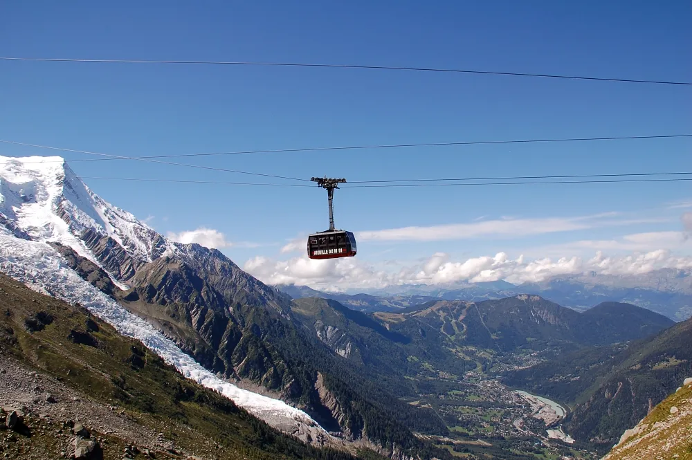 Photo showing: Aerial lift, from Chamonix up to Aiguille du Midi, Haute-Savoie, France