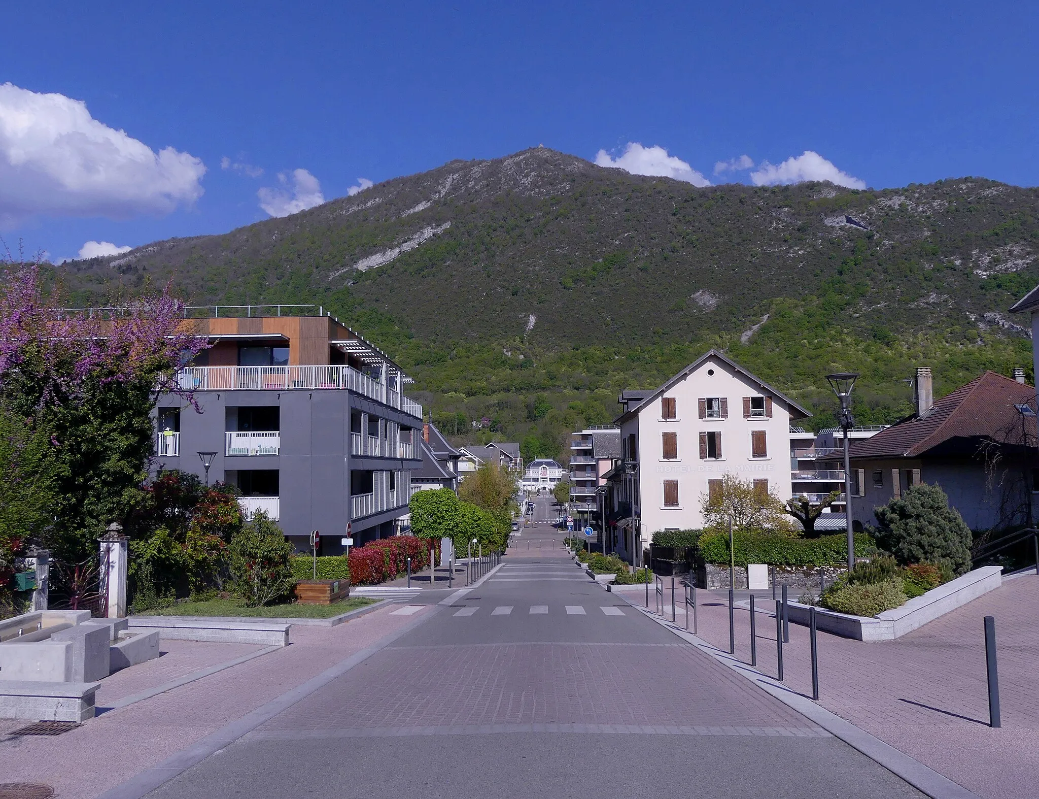 Photo showing: Sight of Avenue Charles Pillet Avenue of Challes-les-Eaux, leading down from the town hall to the casino visible at the very background, in Savoie, France.