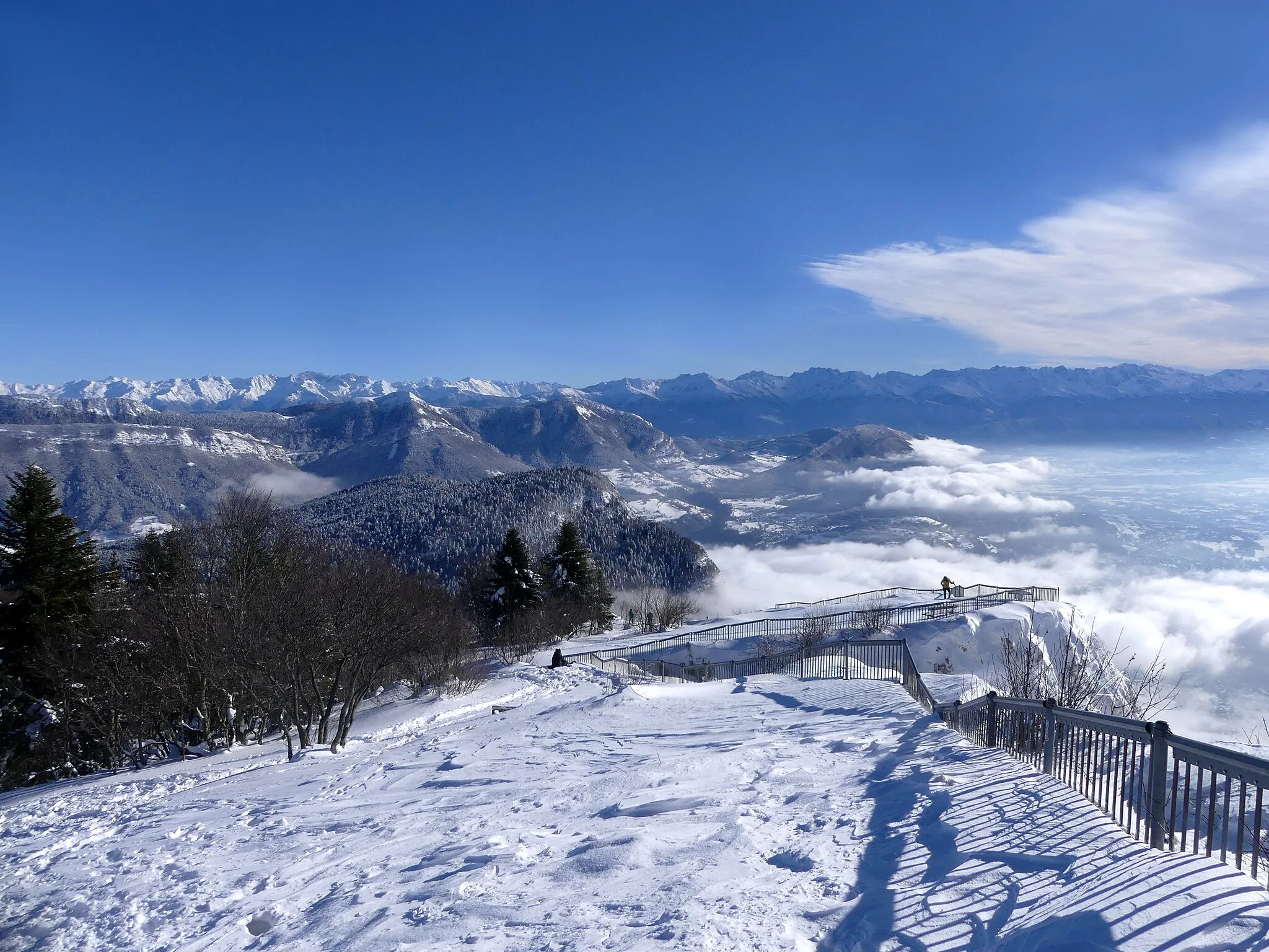 Photo showing: Sight, after snowfalls from Nivolet mountain, of Bauges mountain range and Chambéry valley, in Savoie, France.