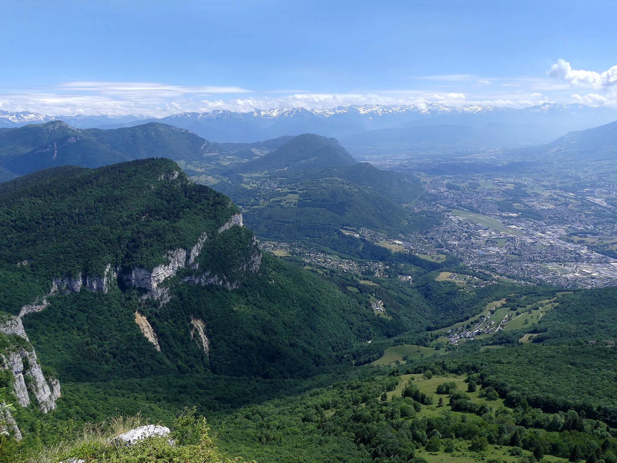 Photo showing: Sight, from Nivolet mountain, of the south-western side of Bauges mountain range giving on the southern surroundings of Chambéry, Savoie, France.