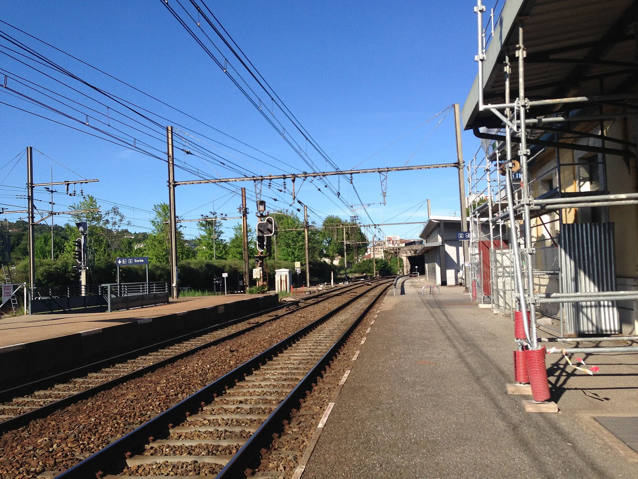 Photo showing: le quai dans la gare de Rive-de-Gier