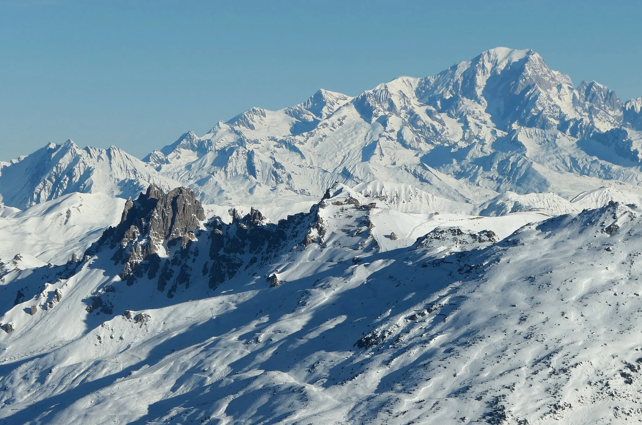 Photo showing: Vue de La Saulire (Centre Photo), Dent du Burgin à gauche et Mont Blanc dans le fond.