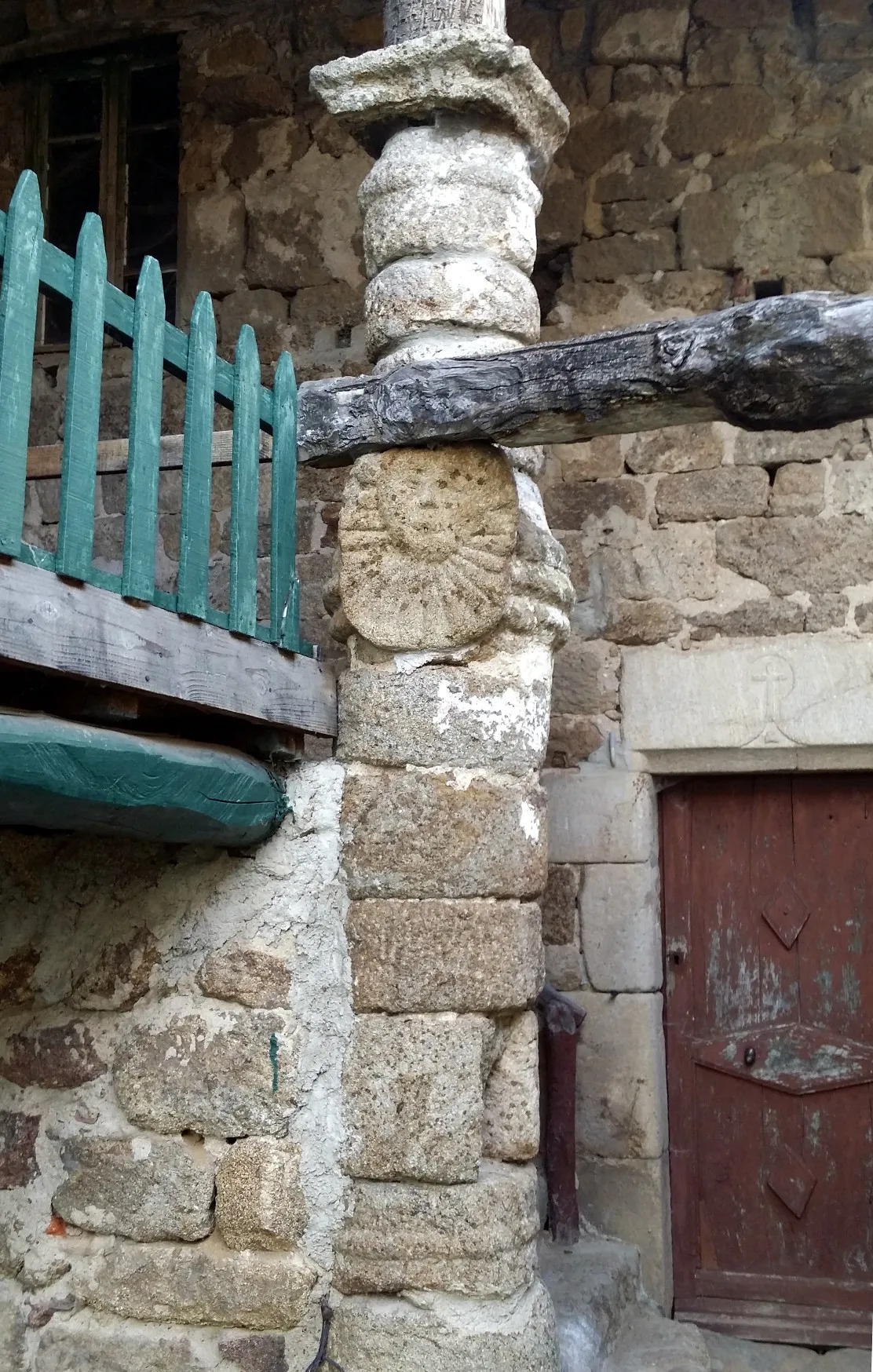 Photo showing: Colonne avec masque solaire, monument historique situé au hameau de Balayn à Saint-Félicien, Ardèche, France
Base Mérimée: PA00116783