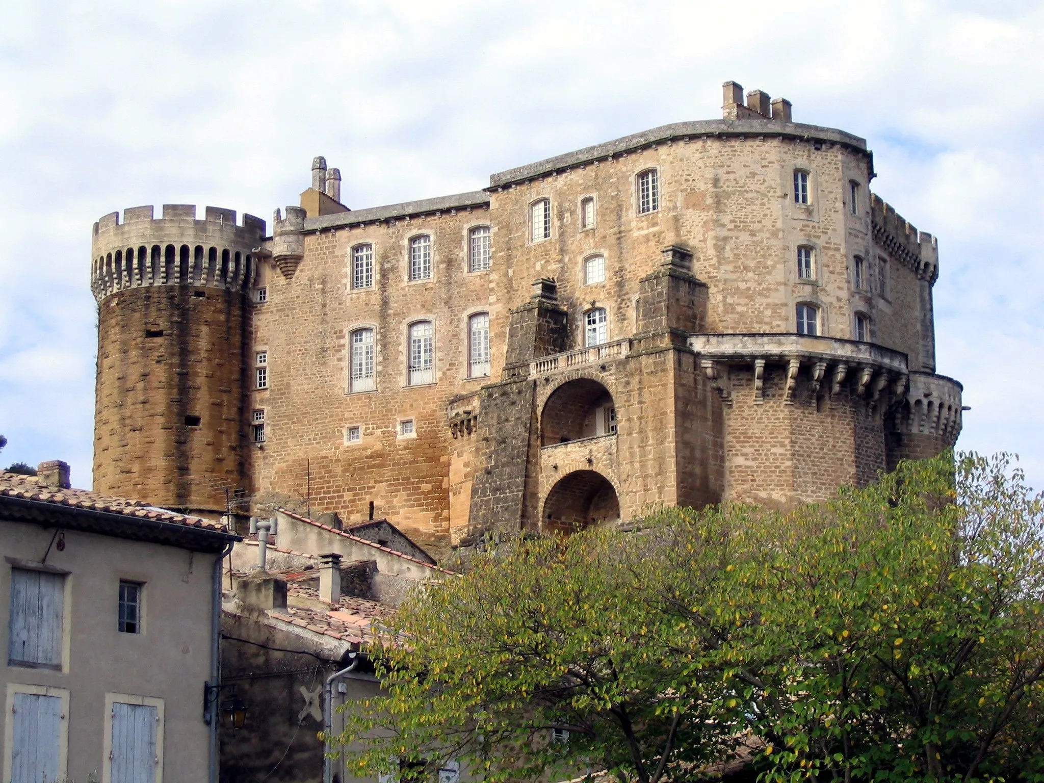 Photo showing: Château de Suze la Rousse, Drôme, France.