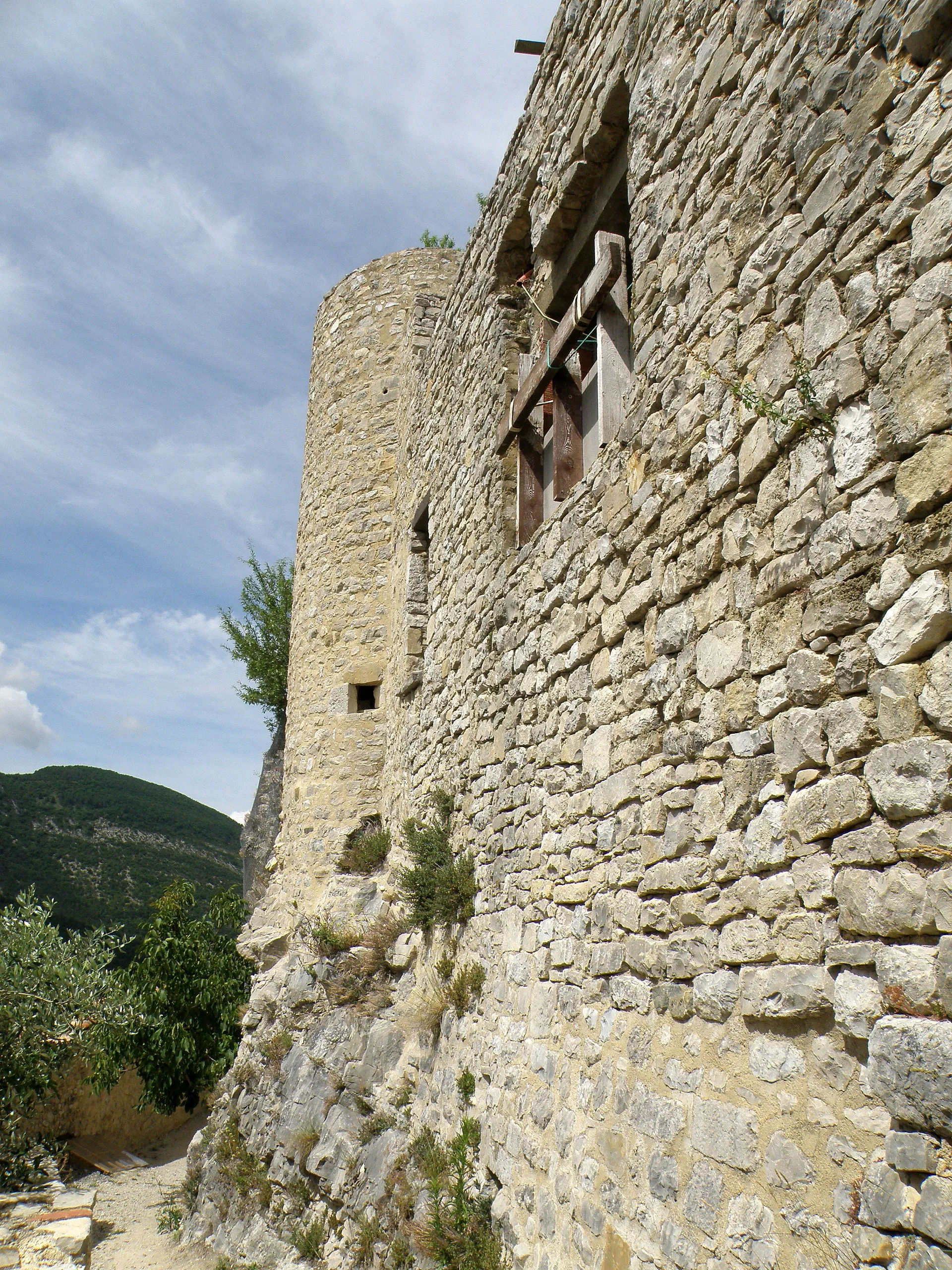 Photo showing: Vercoiran (Drôme, France). Ruines du château, dans le vieux village.