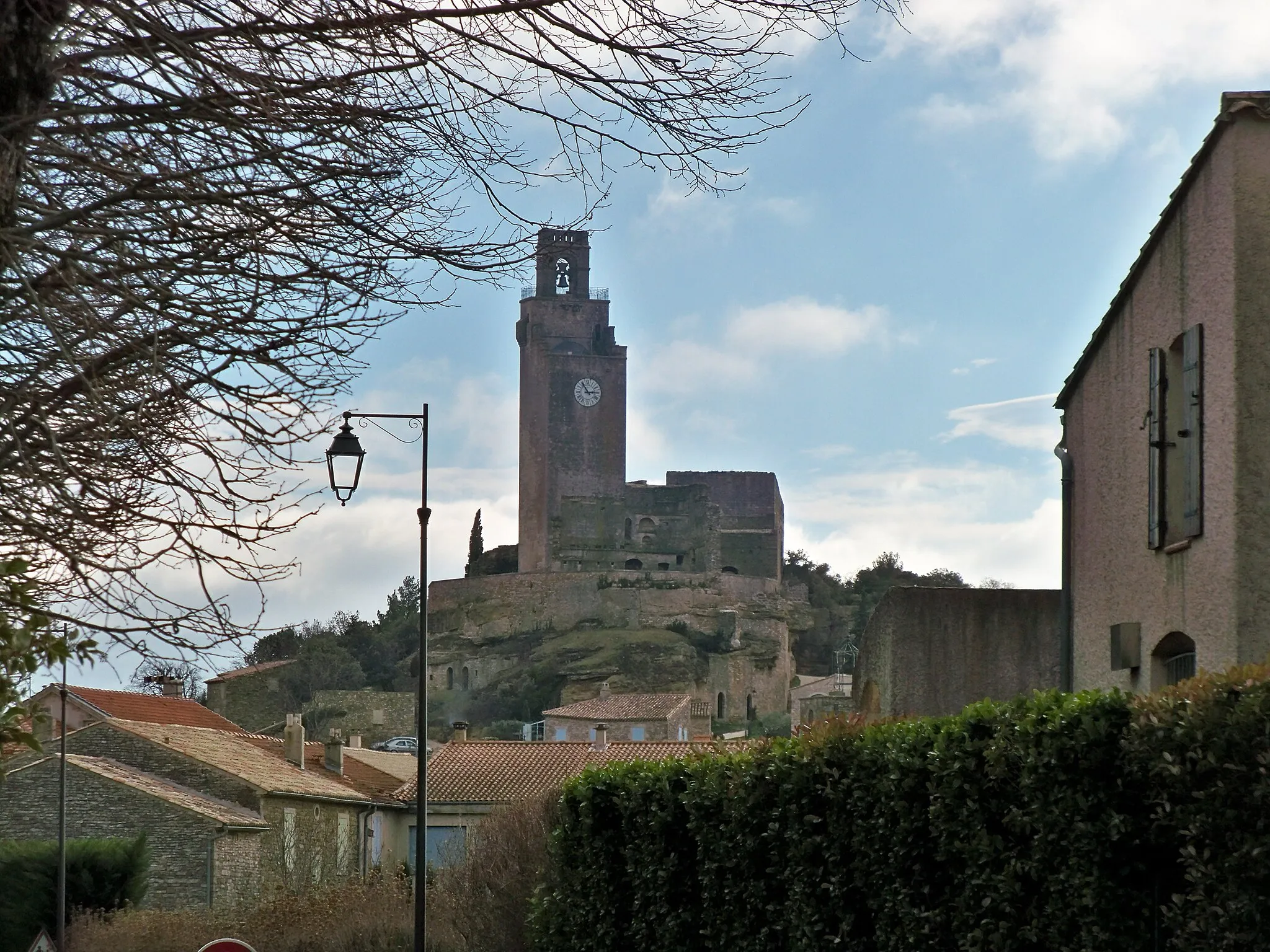 Photo showing: Tour en ruine surplombant le village de Chamaret (26)