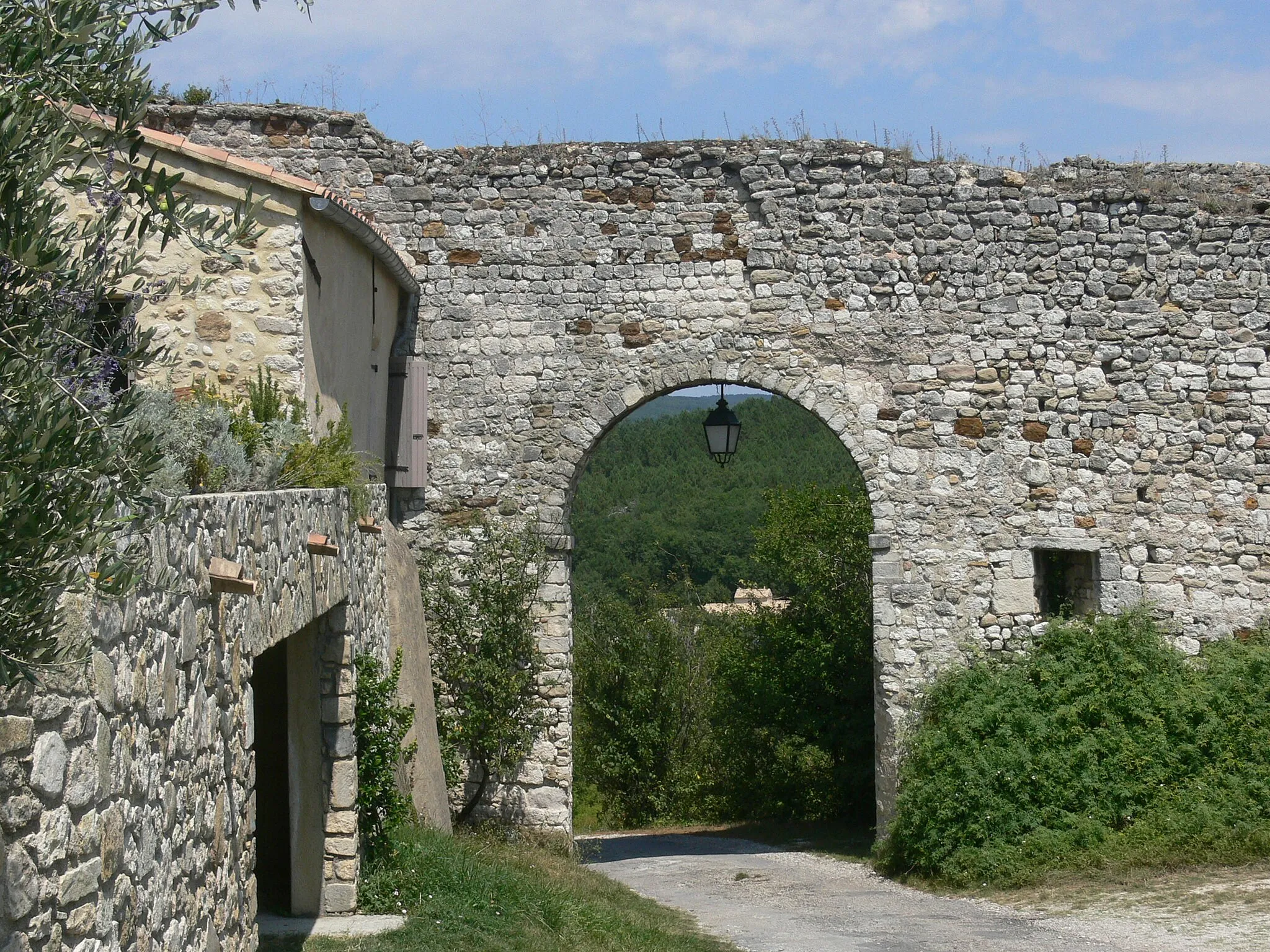 Photo showing: Porte dans le rempart de Valaurie (Drôme), vers le nord