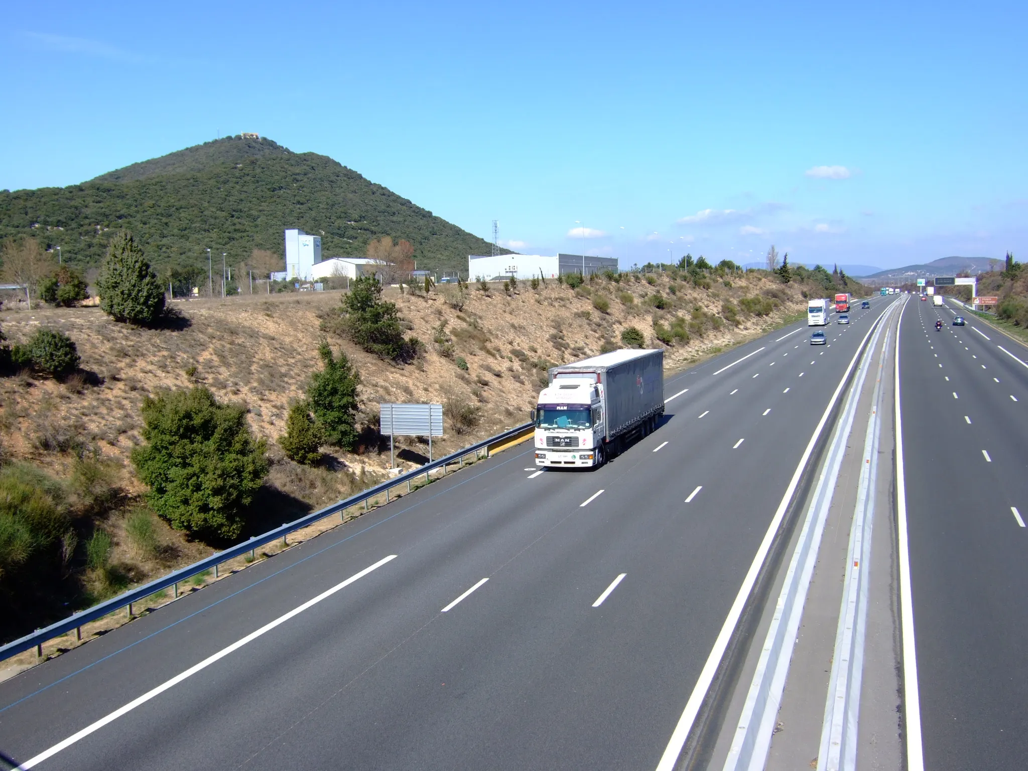 Photo showing: L'autoroute A7 dans la Drôme. À gauche la butte de Montchamp. La photo est prise vers le nord, depuis le pont de la départementale 133.
