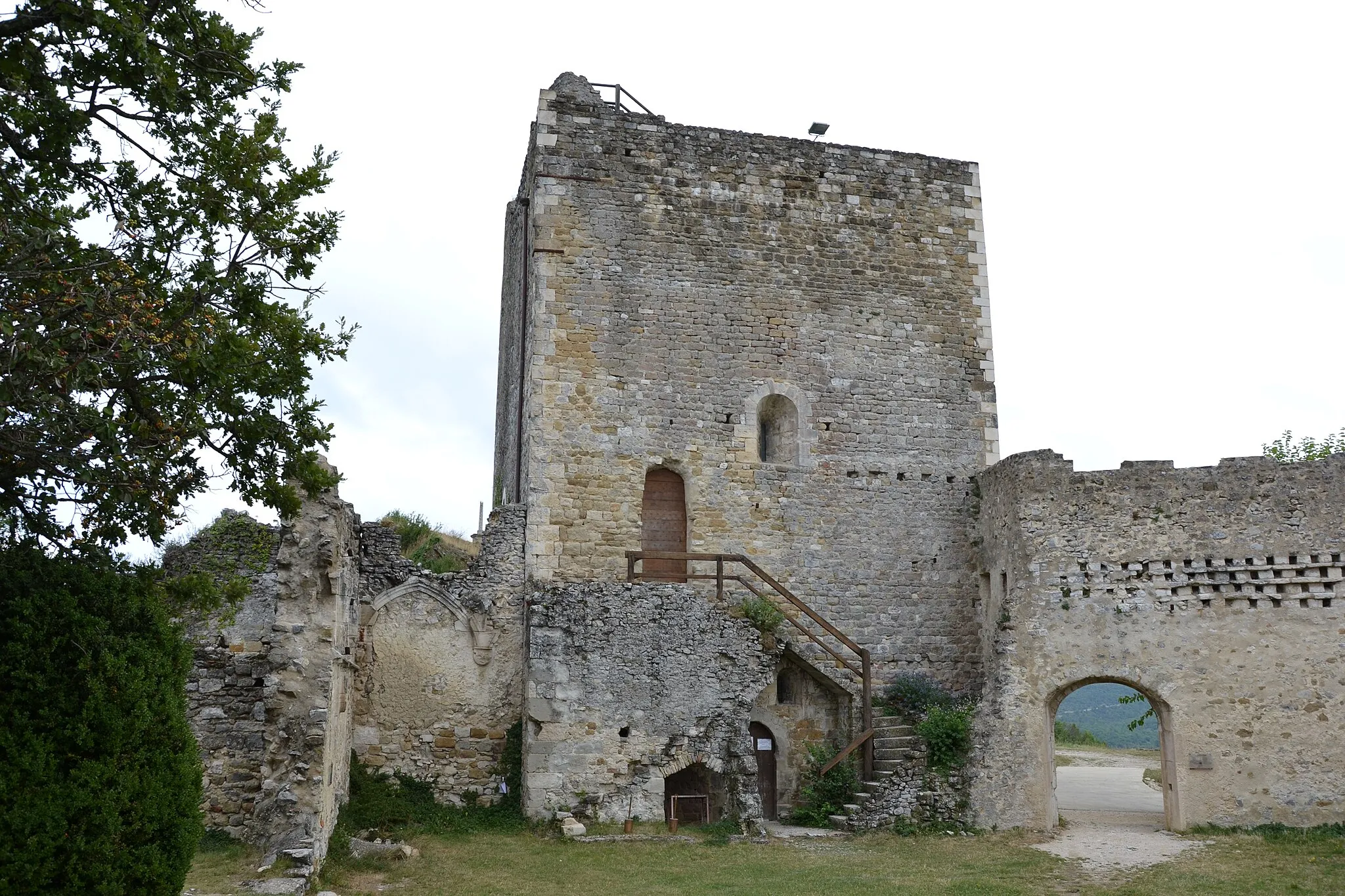 Photo showing: This building is indexed in the base Mérimée, a database of architectural heritage maintained by the French Ministry of Culture, under the reference PA26000010 .