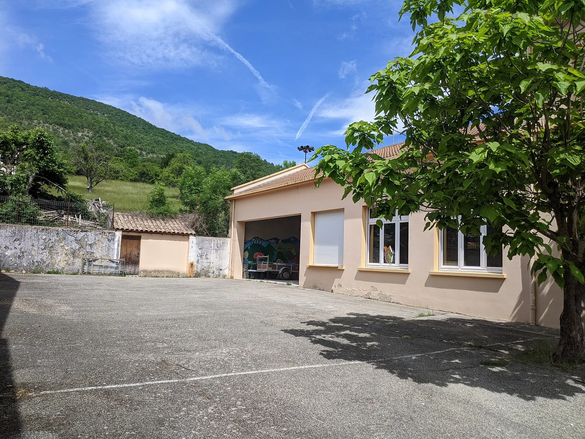 Photo showing: Cour de l'école de Bouvières (Drôme, France).