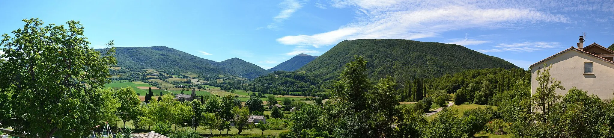 Photo showing: Landscape near Vesc,  dept. Drôme, France.